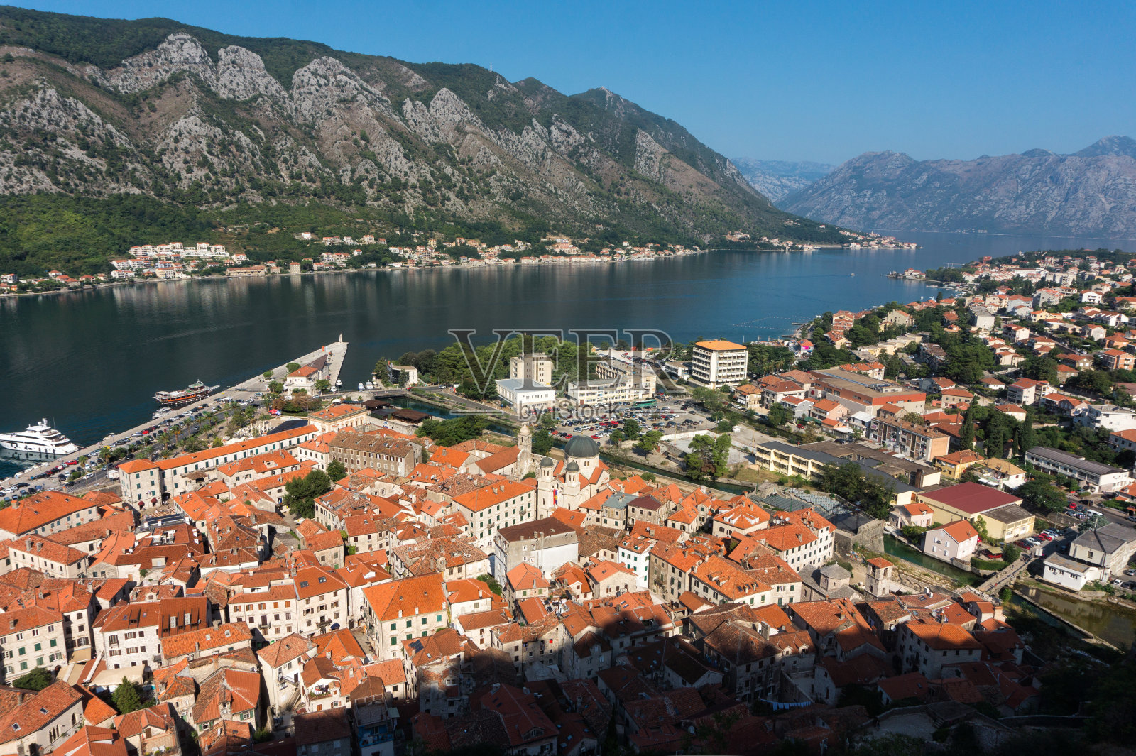 从上面俯瞰科托尔老城和科托尔湾，蒙特尼格照片摄影图片