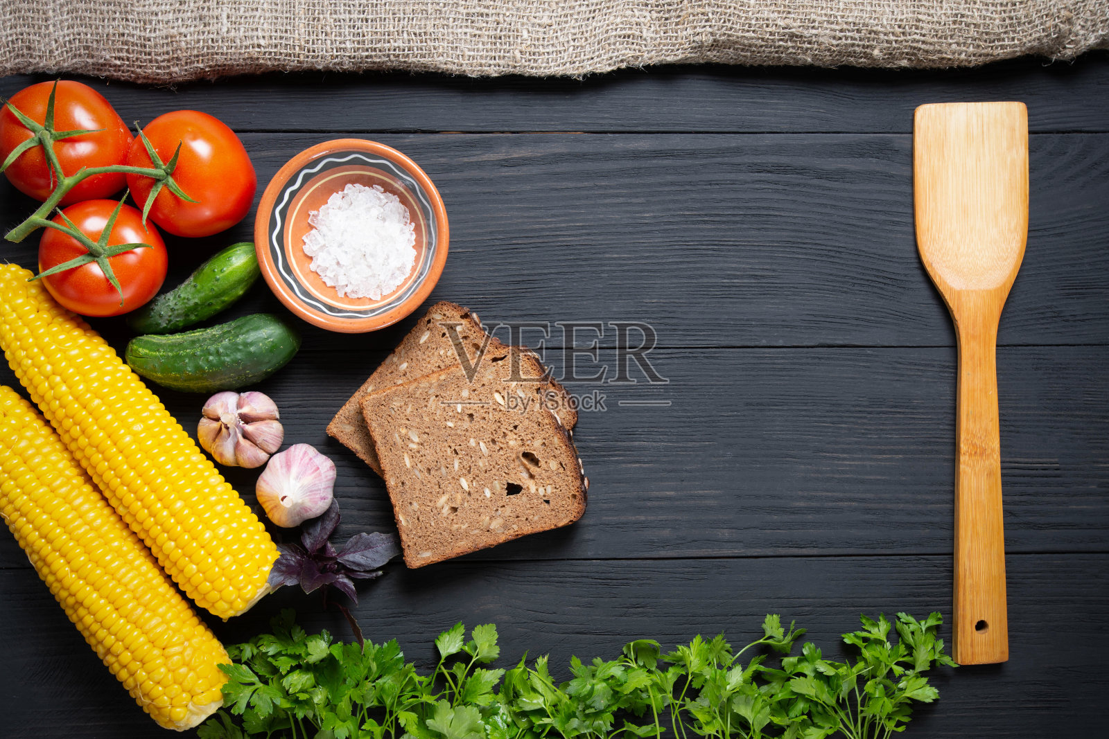 在一个黑色的木制背景上复制空间，周围有很多新鲜蔬菜照片摄影图片