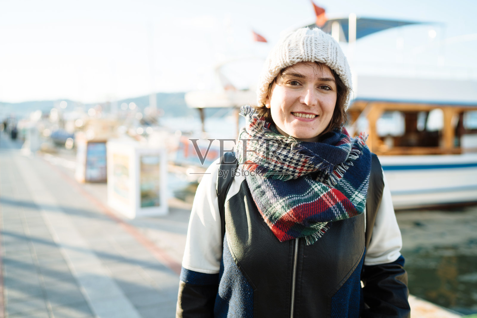 户外寒冷天气的年轻女子肖像照片摄影图片