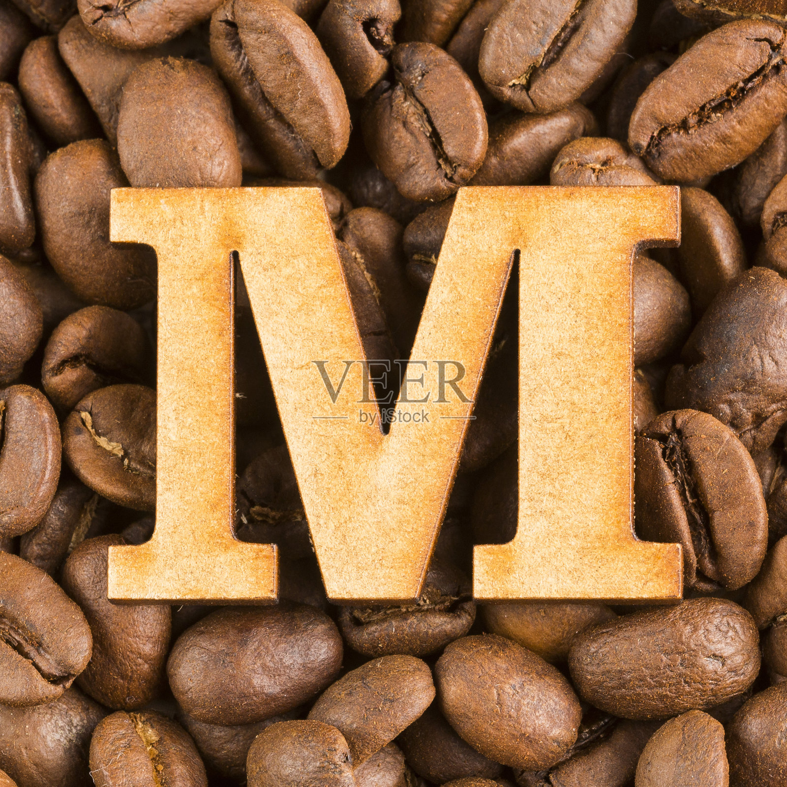 木材上的字母-咖啡豆的背景。Coffea照片摄影图片