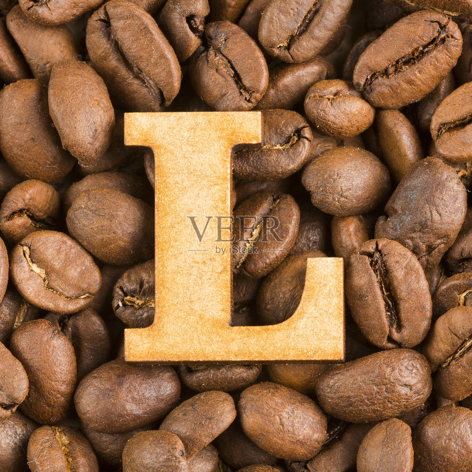 木材上的字母，咖啡豆的背景。Coffea照片摄影图片