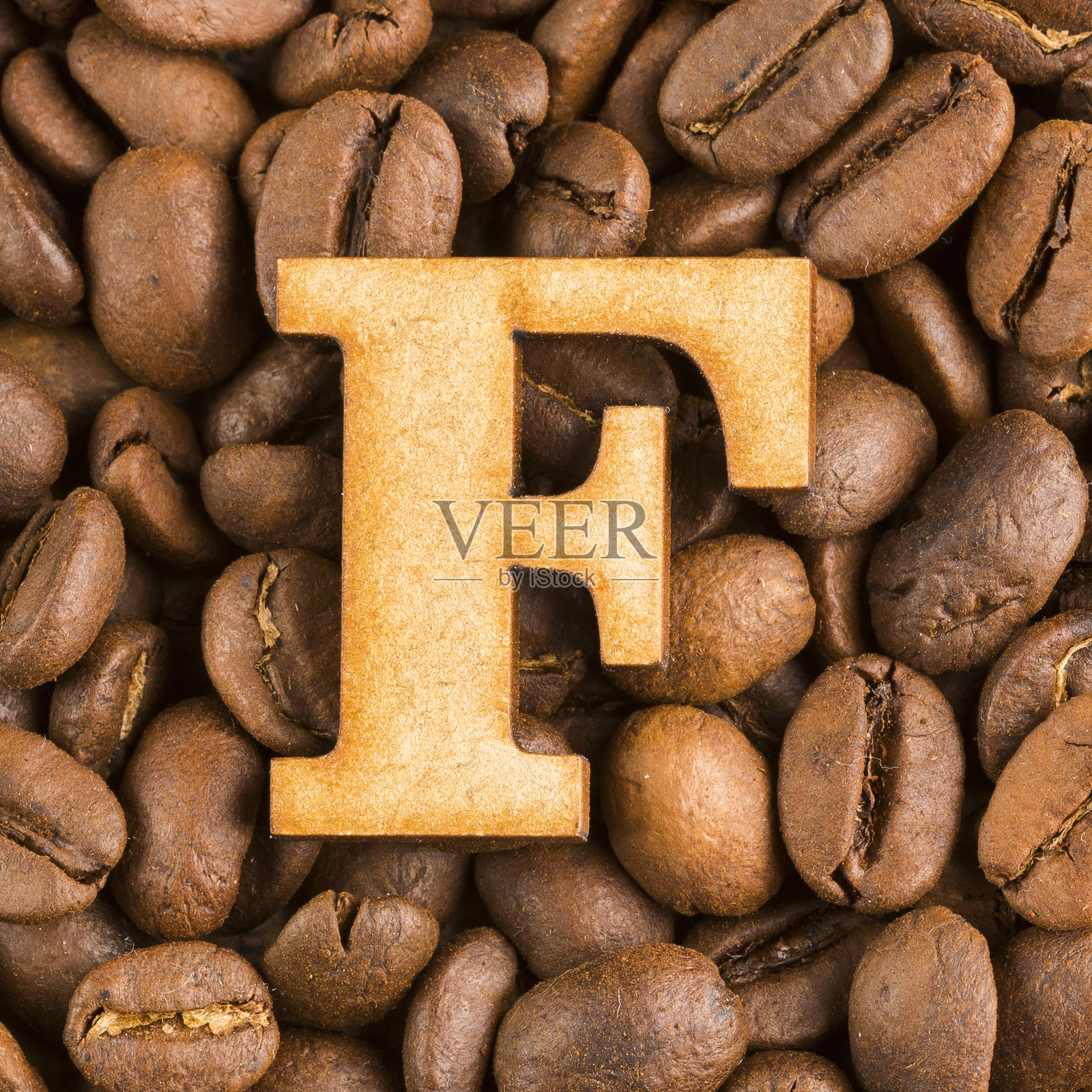 木材上的字母，咖啡豆的背景。Coffea照片摄影图片