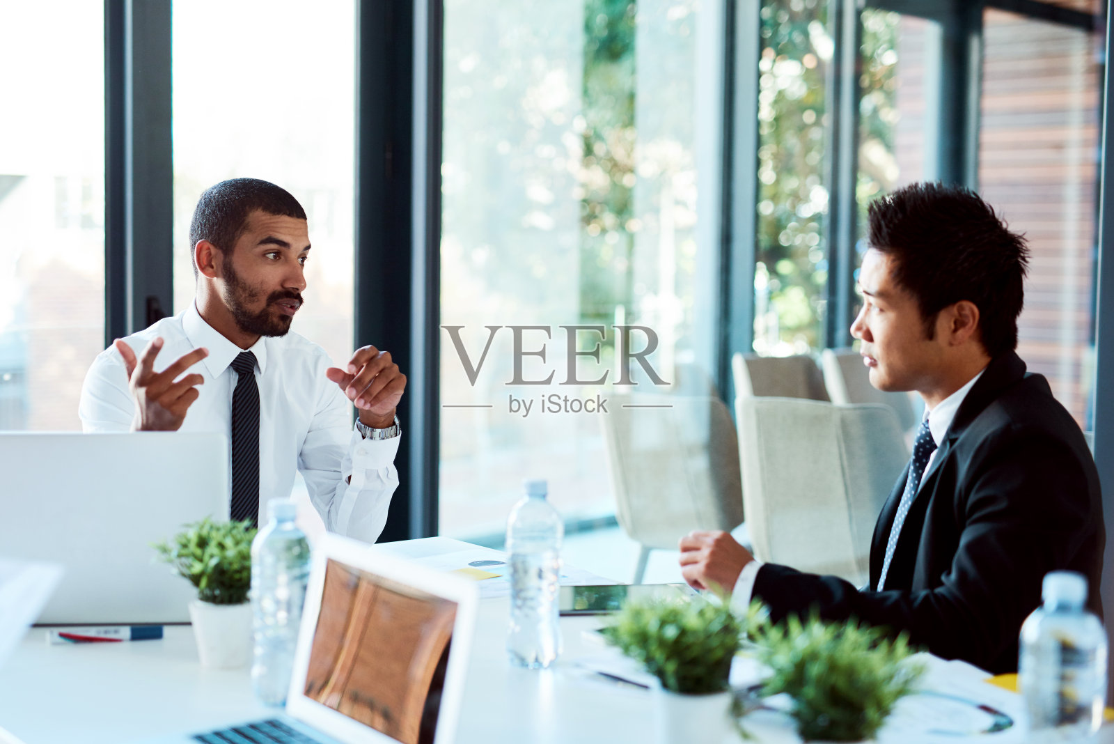 讨论提高生产力的方法照片摄影图片