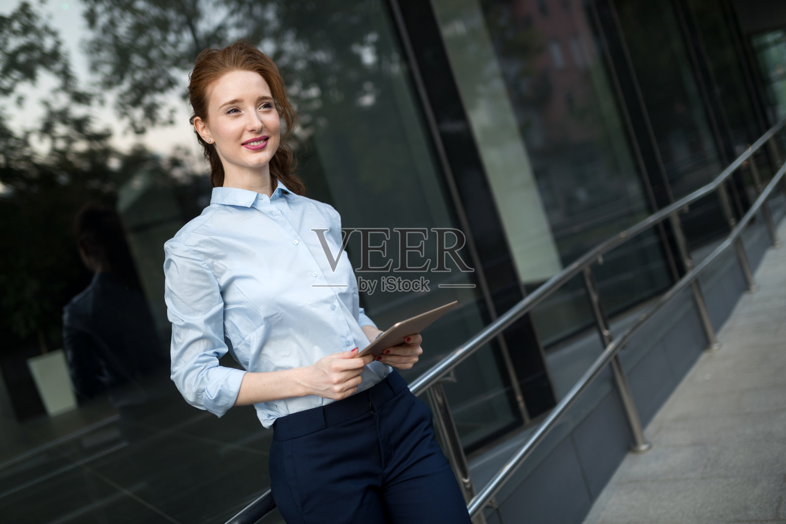 女商人手持平板电脑行走的肖像照片摄影图片