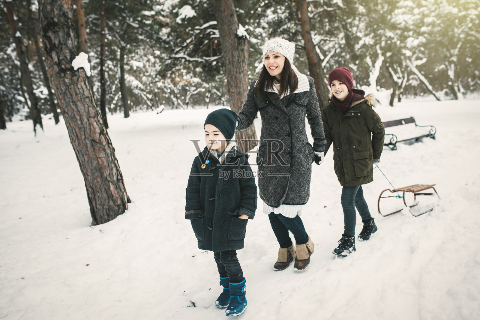 家庭在冬天照片摄影图片