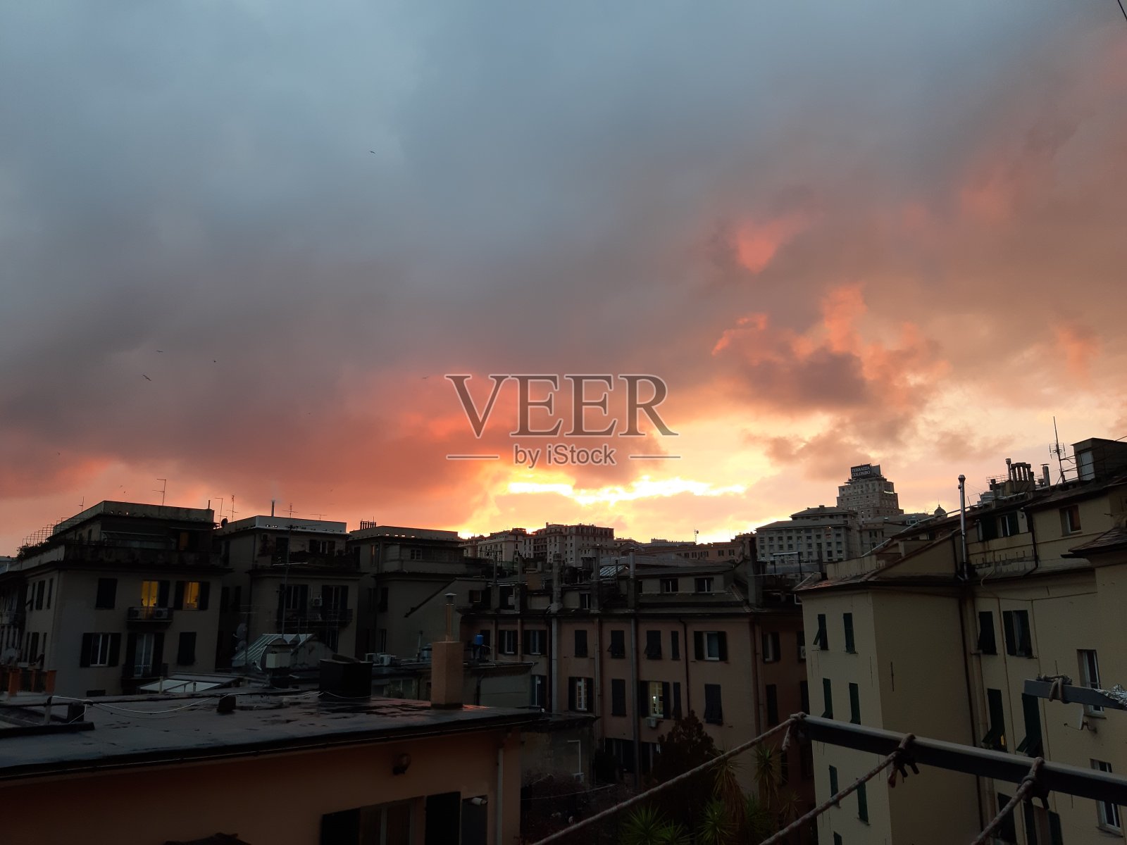 日落，雨雪一天照片摄影图片