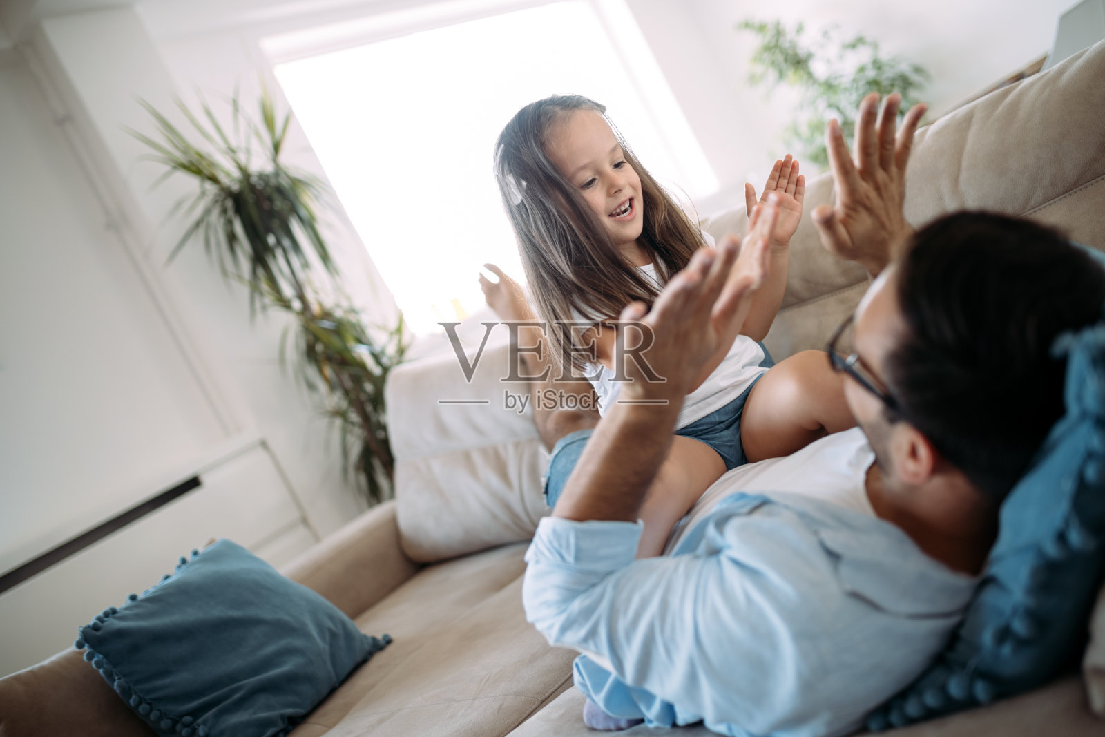 幸福的家庭在家里玩得开心照片摄影图片