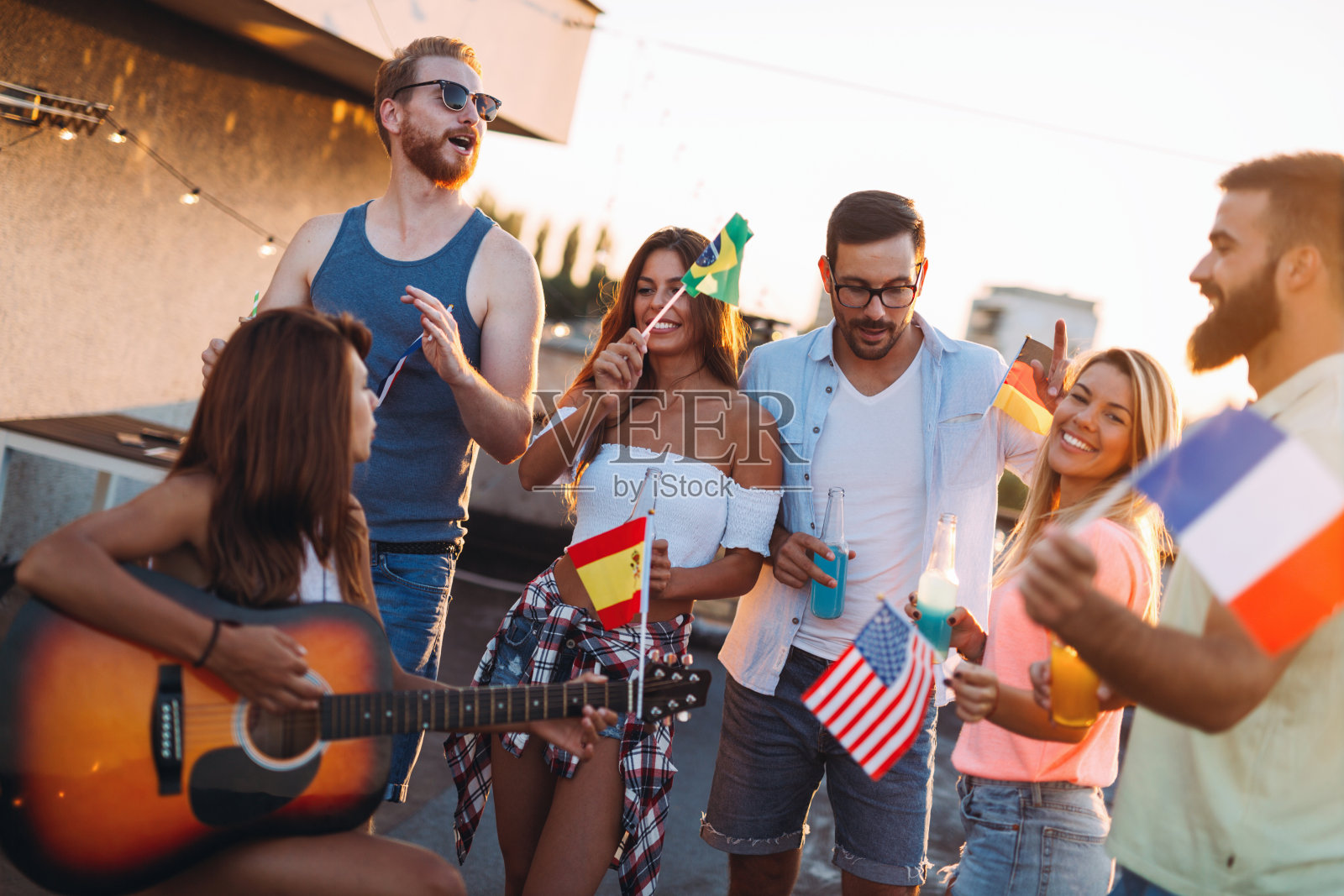 一群快乐的朋友在屋顶上聚会照片摄影图片