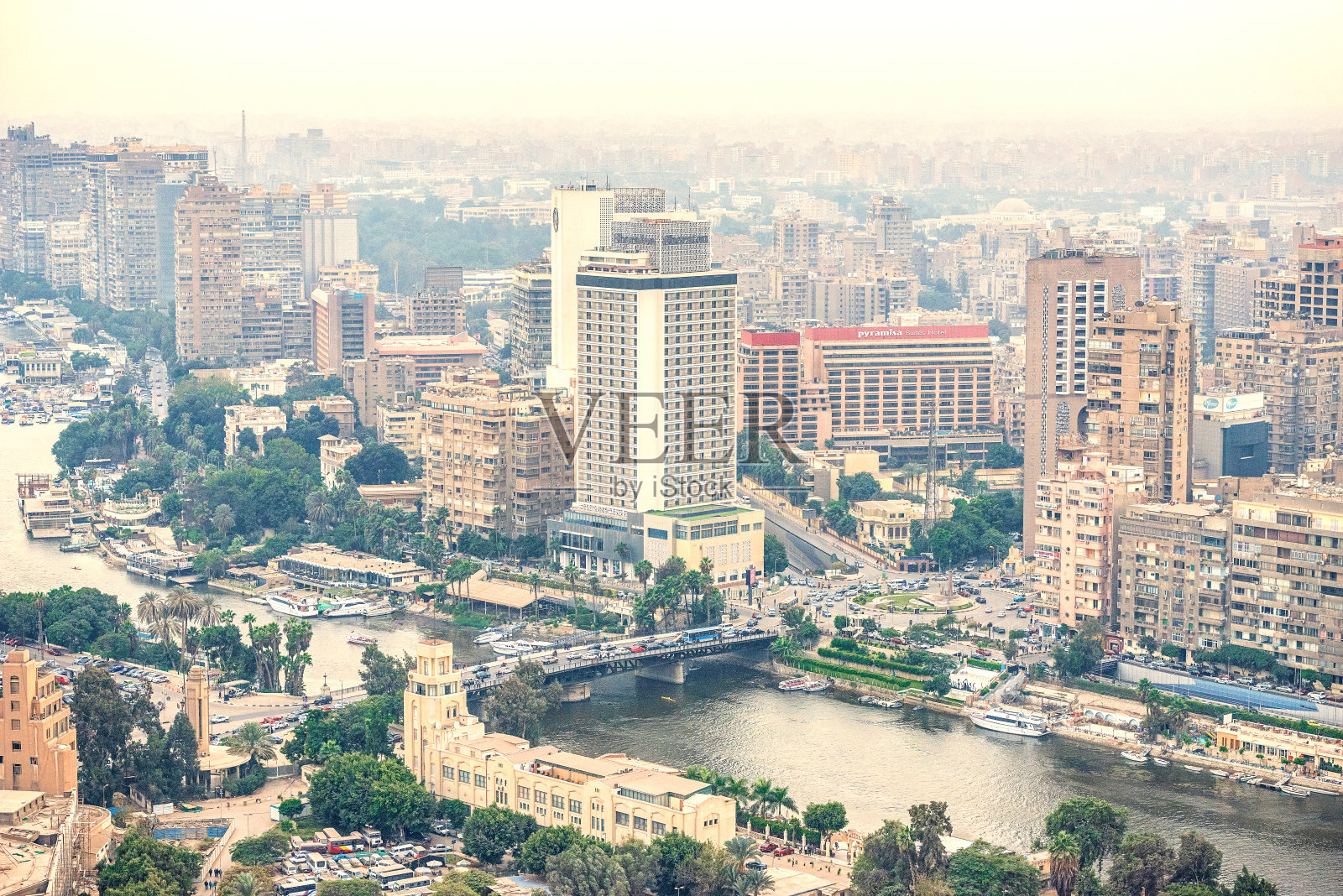 2018年11月18日，埃及开罗，从非洲首都最高塔的观景台欣赏城市中心和商业区的日落全景照片摄影图片