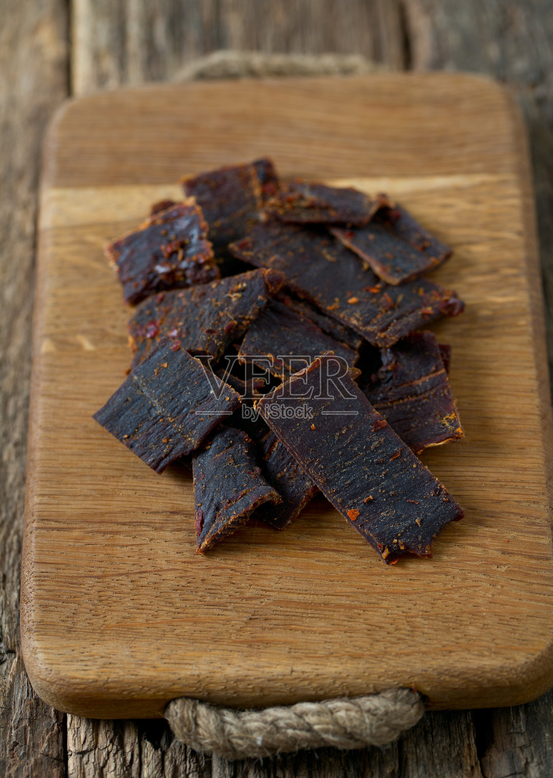 木质表面上的辣牛肉干照片摄影图片