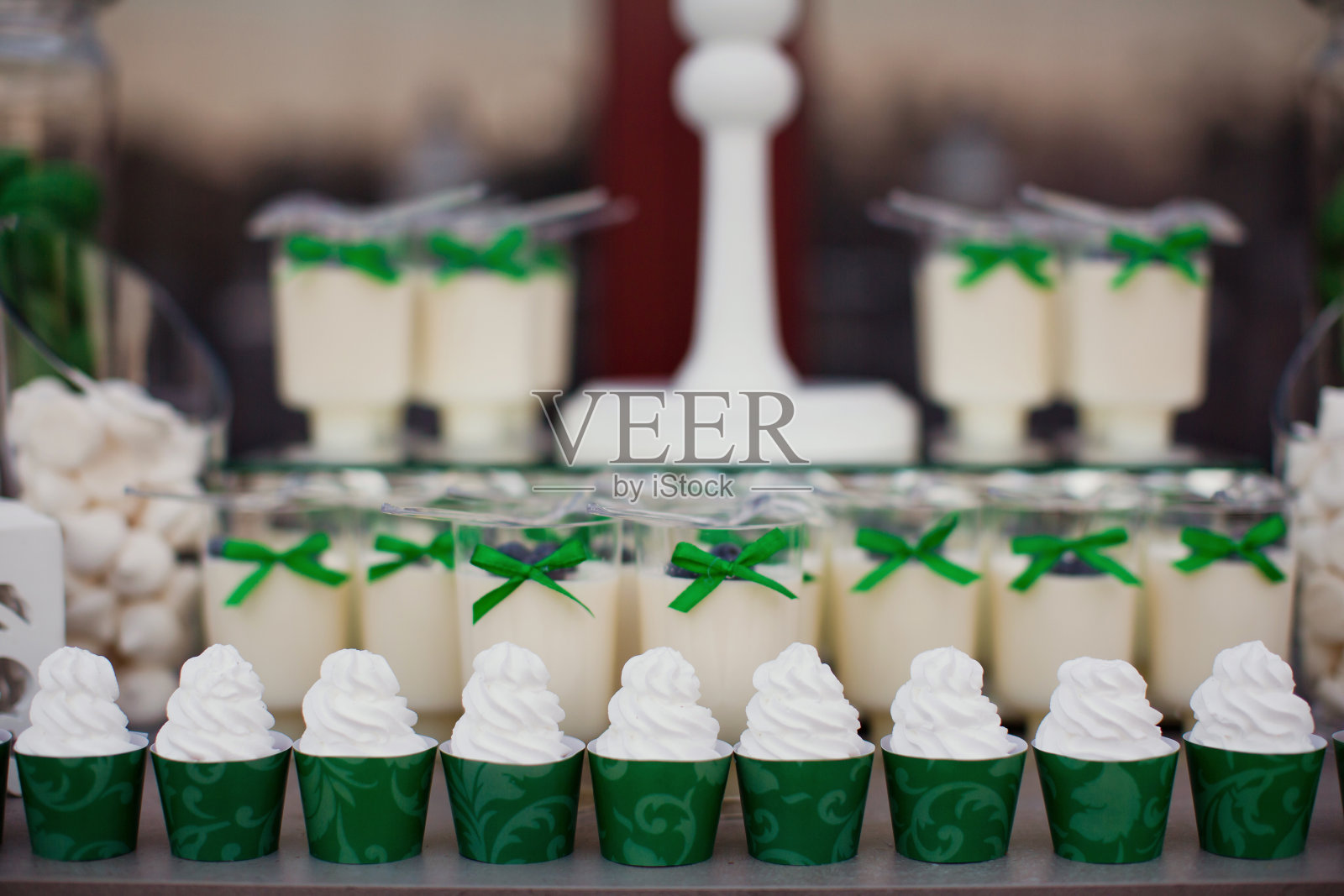 美味的香草蛋糕加上奶油芝士糖霜照片摄影图片