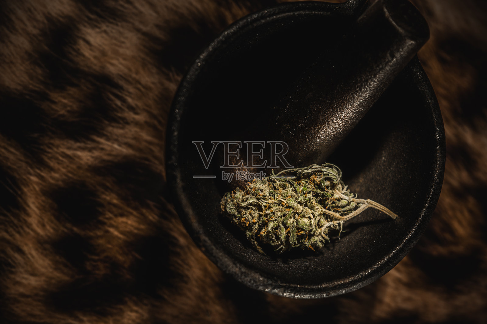大麻，大麻，铸铁砂浆，毛皮底。照片摄影图片