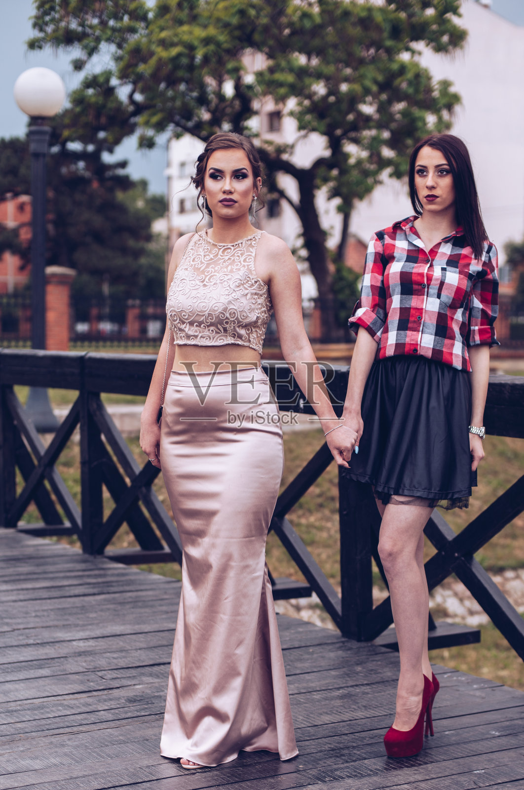 为舞会之夜做准备的闺蜜们照片摄影图片