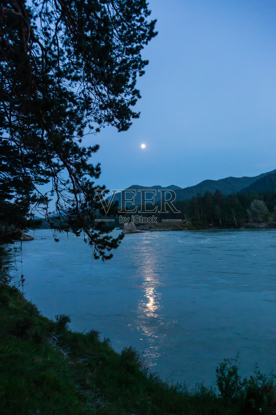 俄罗斯阿尔泰卡顿河上的明月照片摄影图片