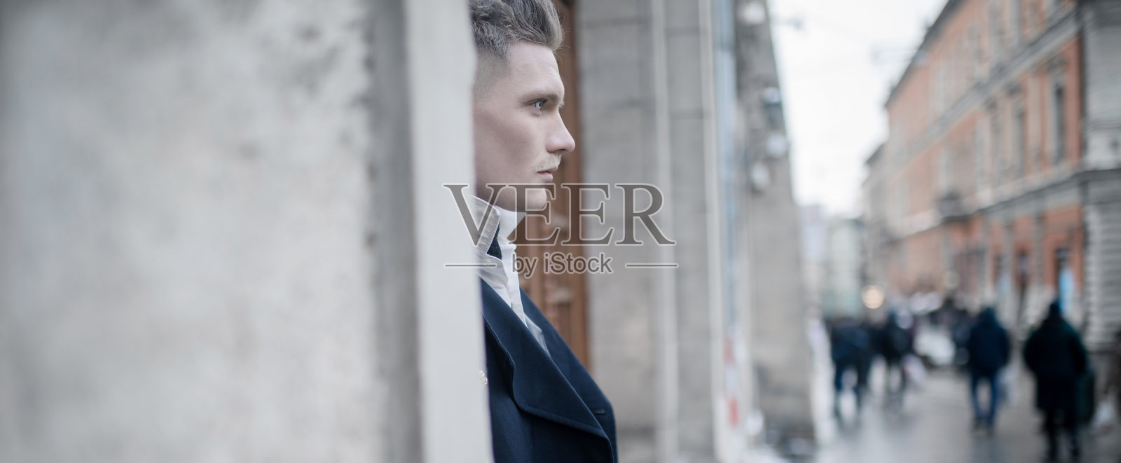 年轻人的肖像在黑人魔术师的形象。照片摄影图片