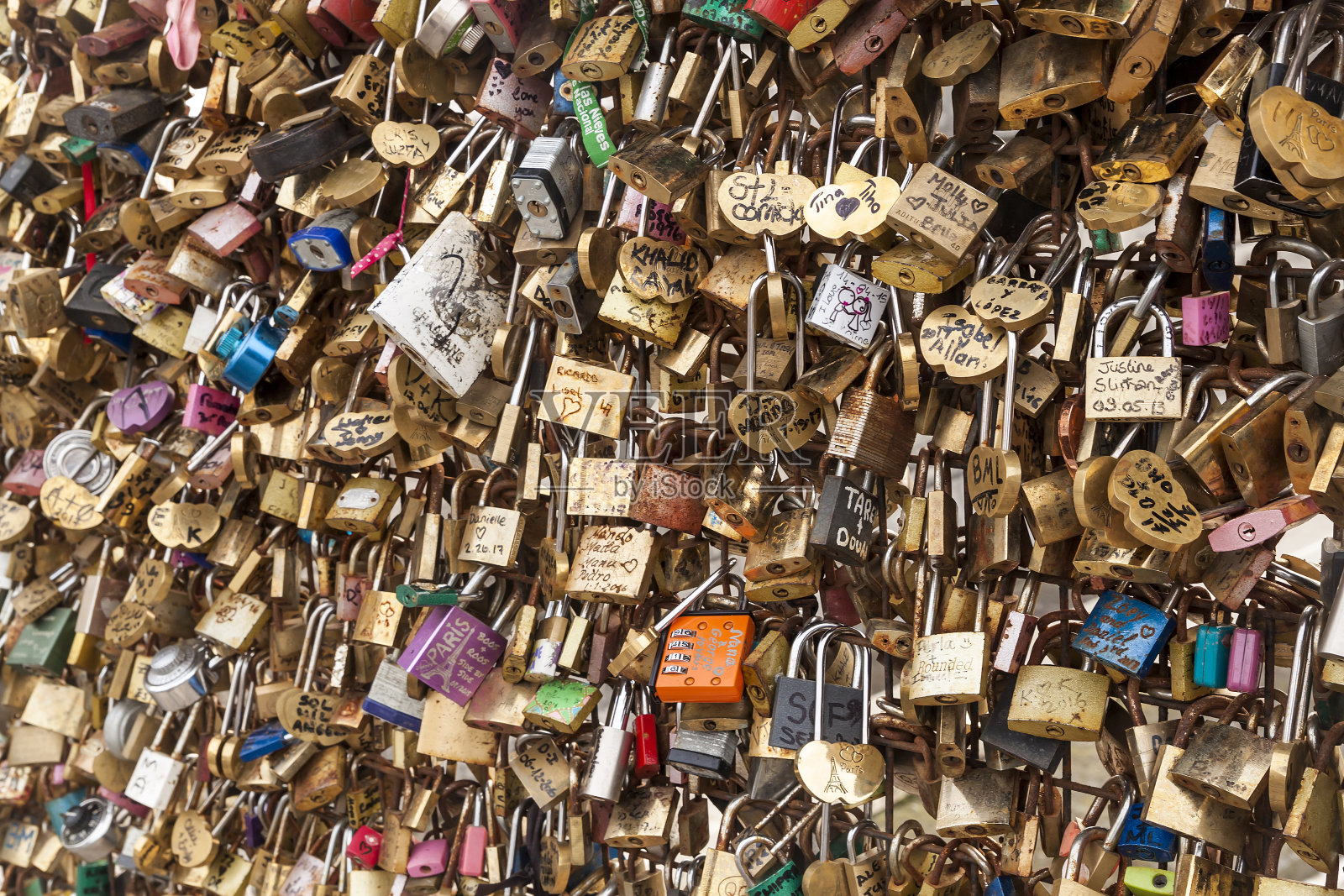 巴黎桥上挂着大量的“爱之锁”照片摄影图片