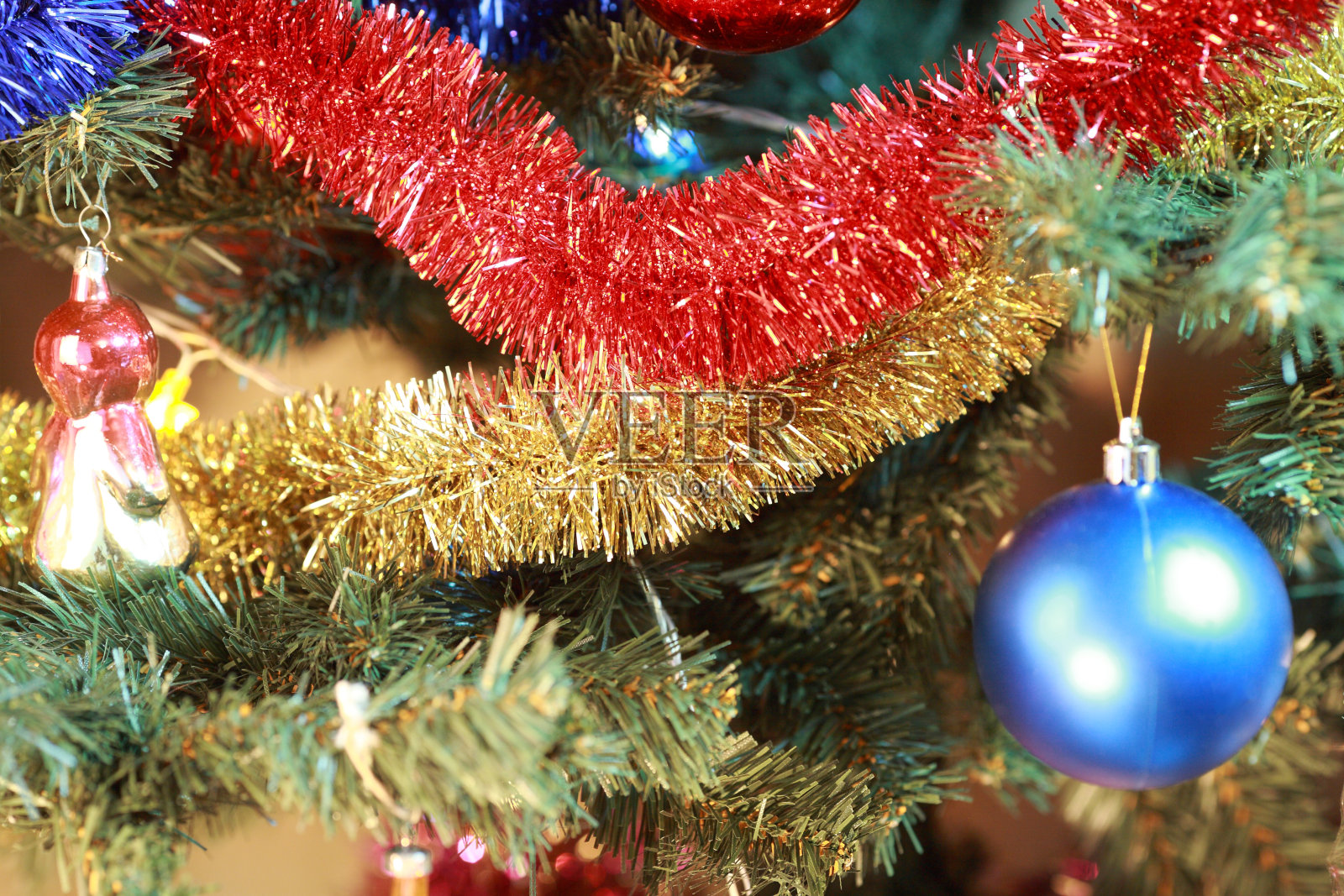 绿色的圣诞冷杉上的玩具照片摄影图片
