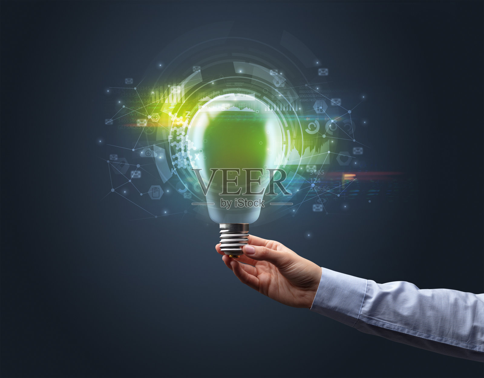 手持灯泡在黑暗的背景照片摄影图片