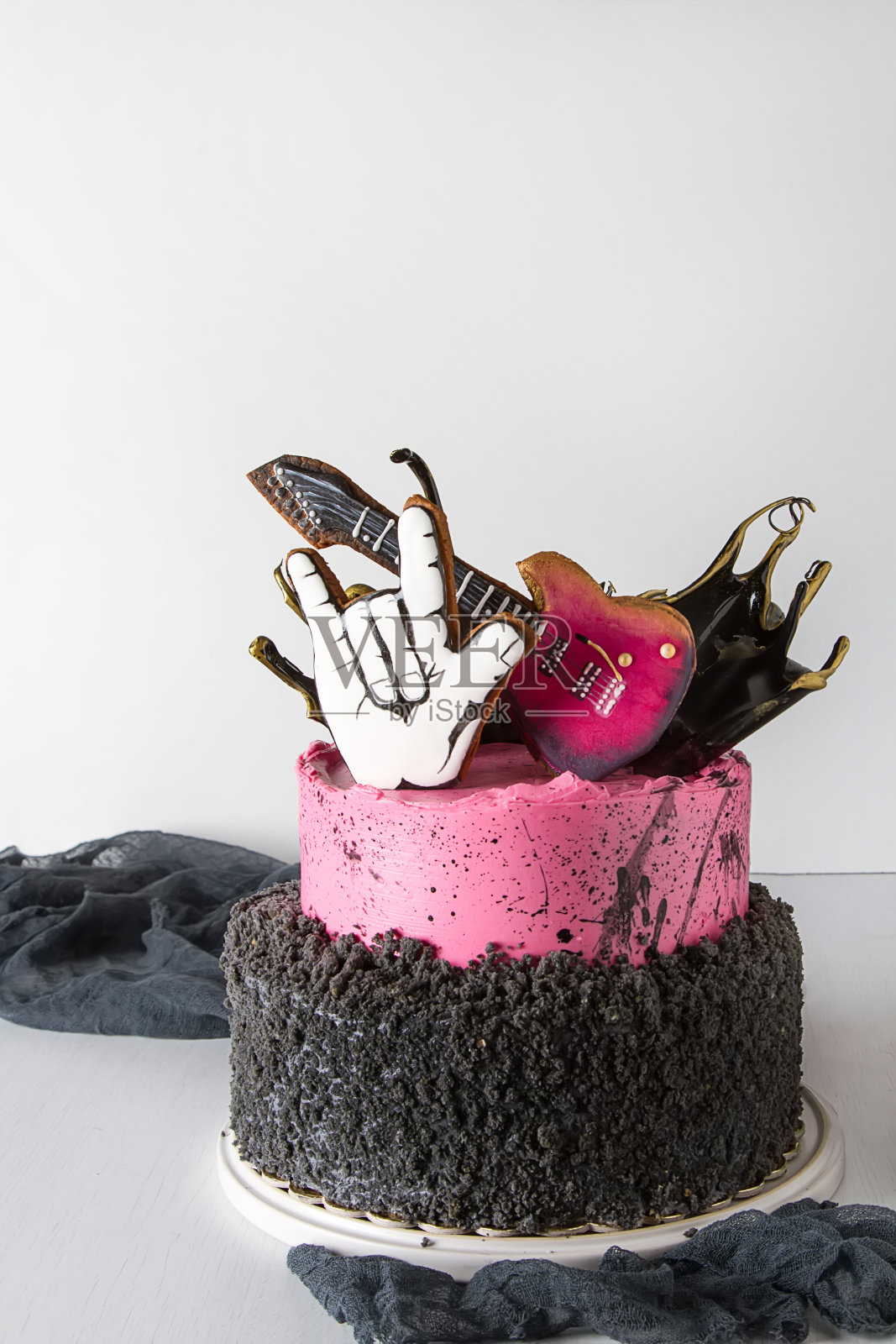 一个生日蛋糕，一个好玩的孩子节日。白色背景。照片摄影图片