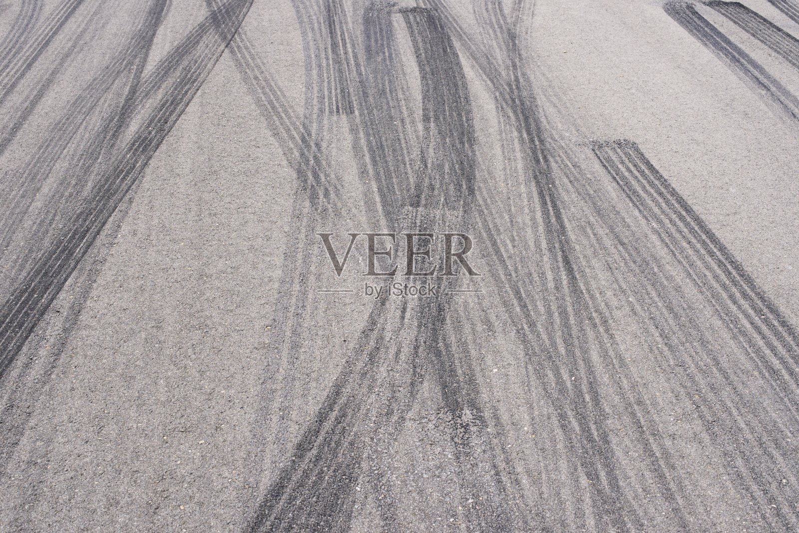 路上有橡胶轮胎的刹车痕迹照片摄影图片