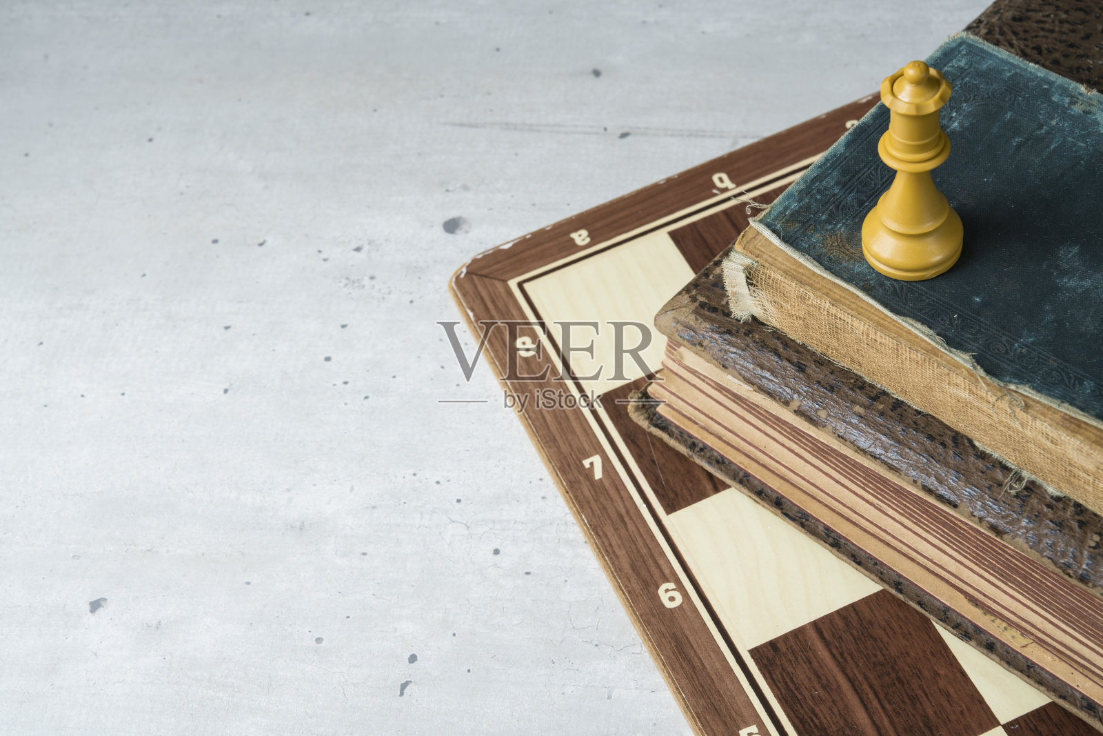 棋盘上的旧书，有棋子。空间的文本照片摄影图片