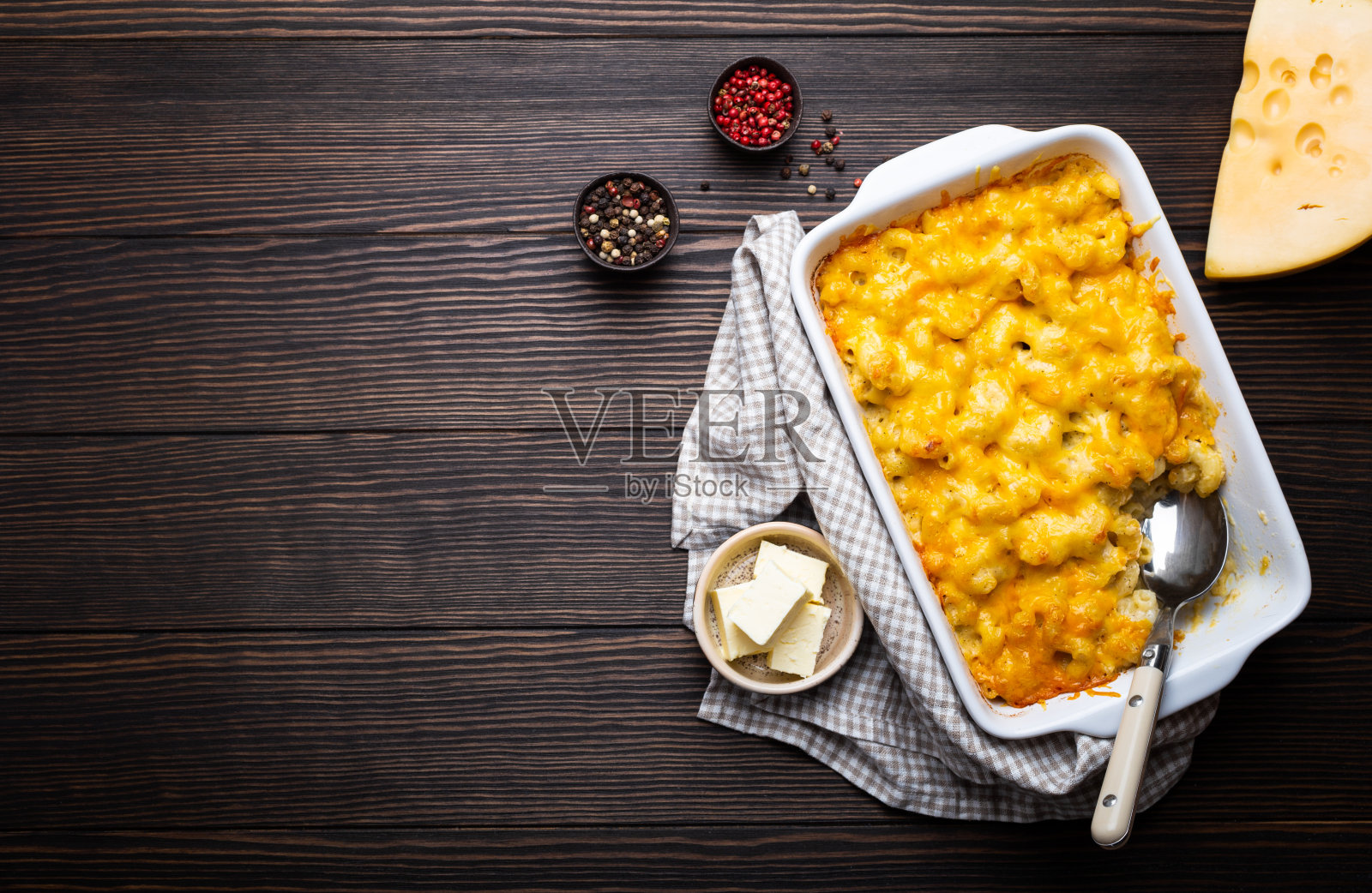 砂锅里的通心粉和奶酪照片摄影图片