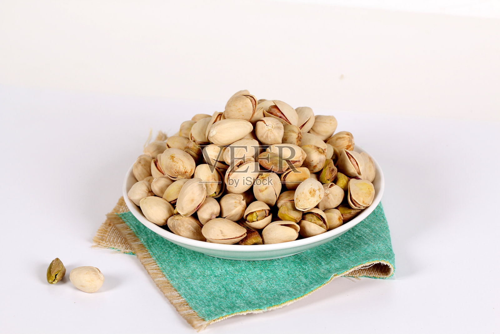 白色背景上的开心果照片摄影图片