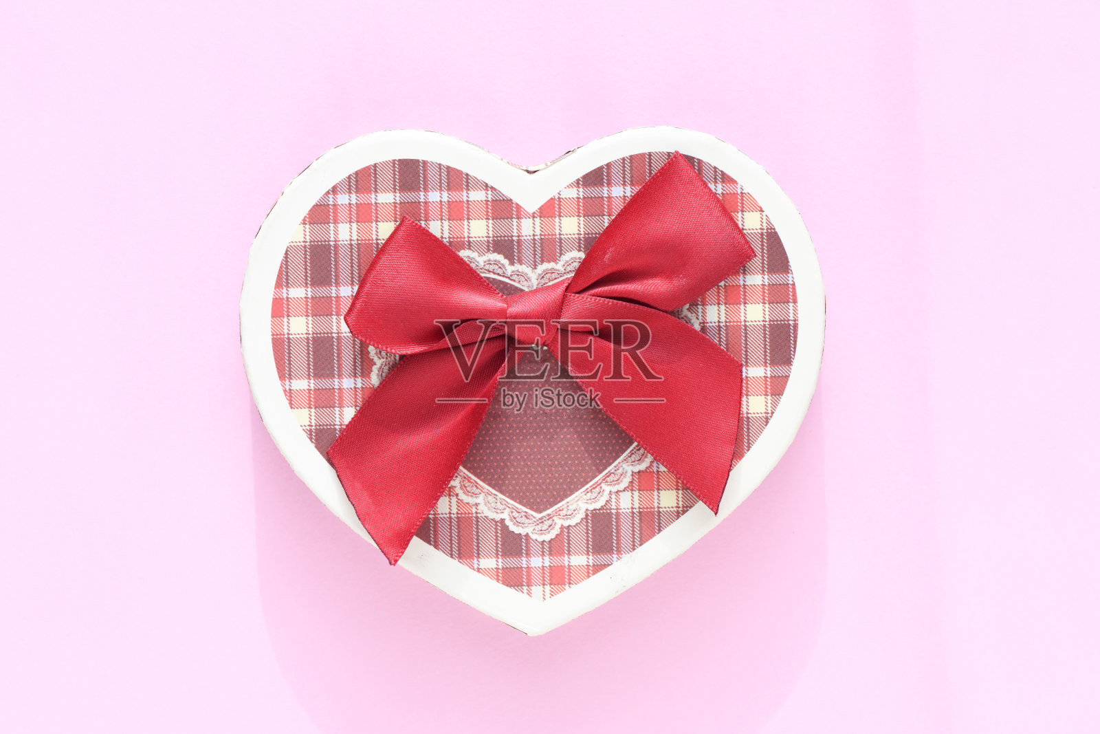 粉色背景上的心照片摄影图片