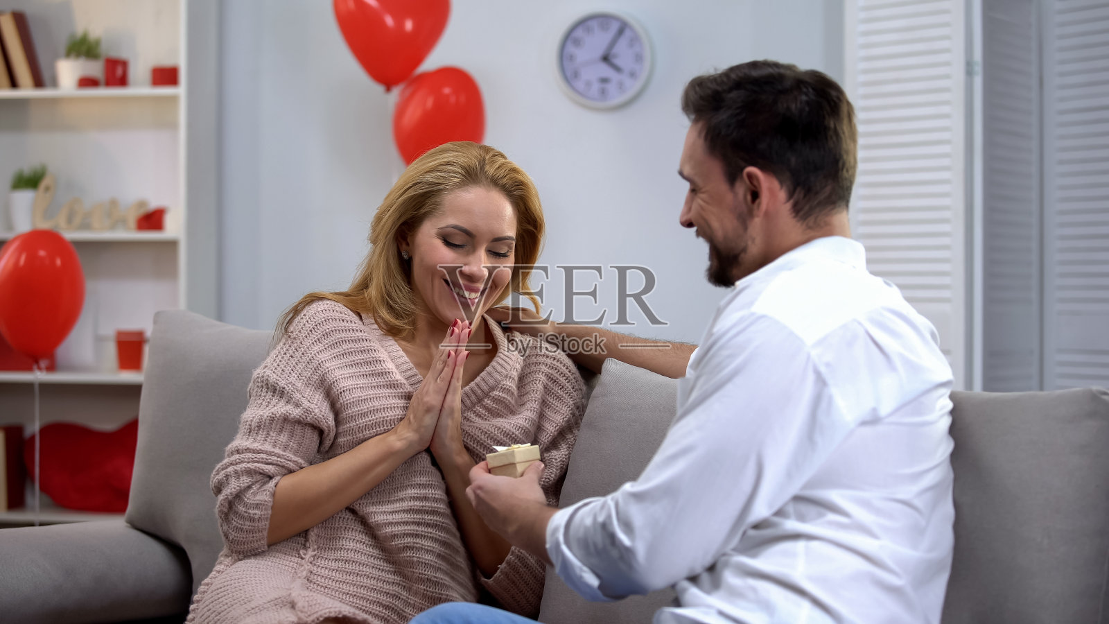 男人们在情人节给惊奇的女友小珠宝礼盒照片摄影图片