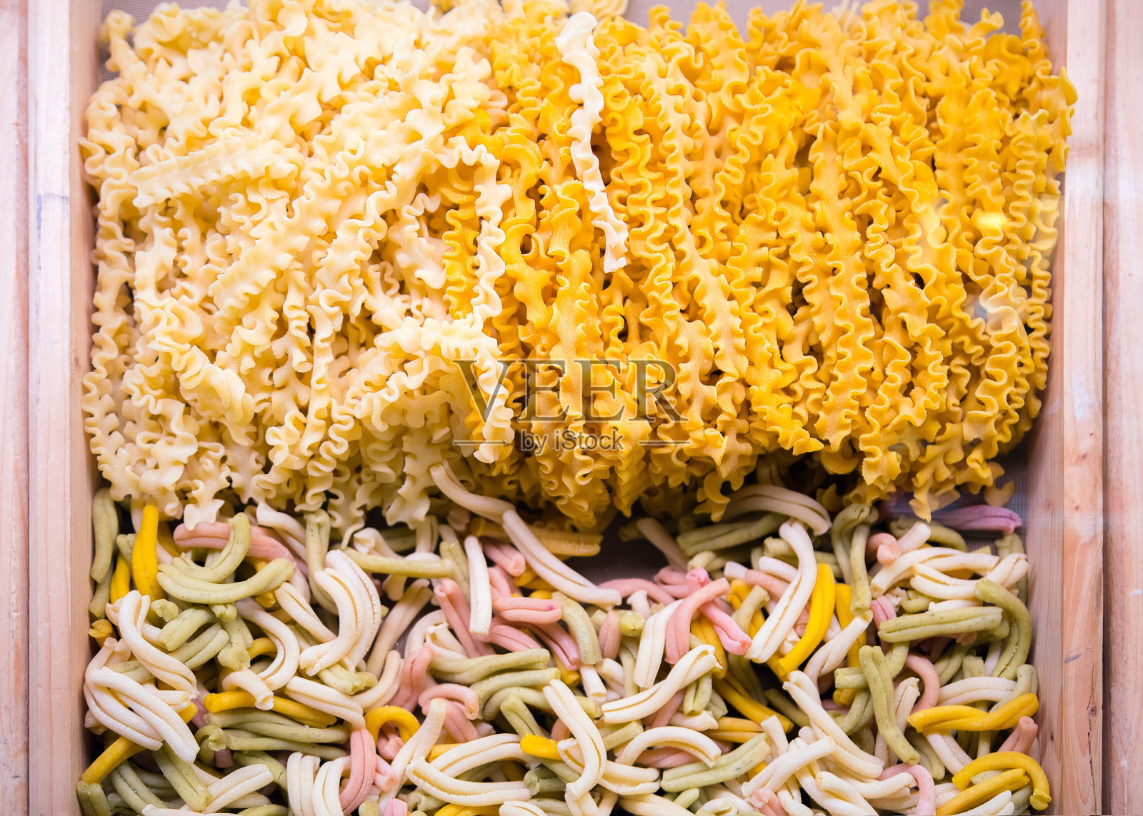 新鲜的自制意大利生面食，特写纹理的扁面粉带面照片摄影图片