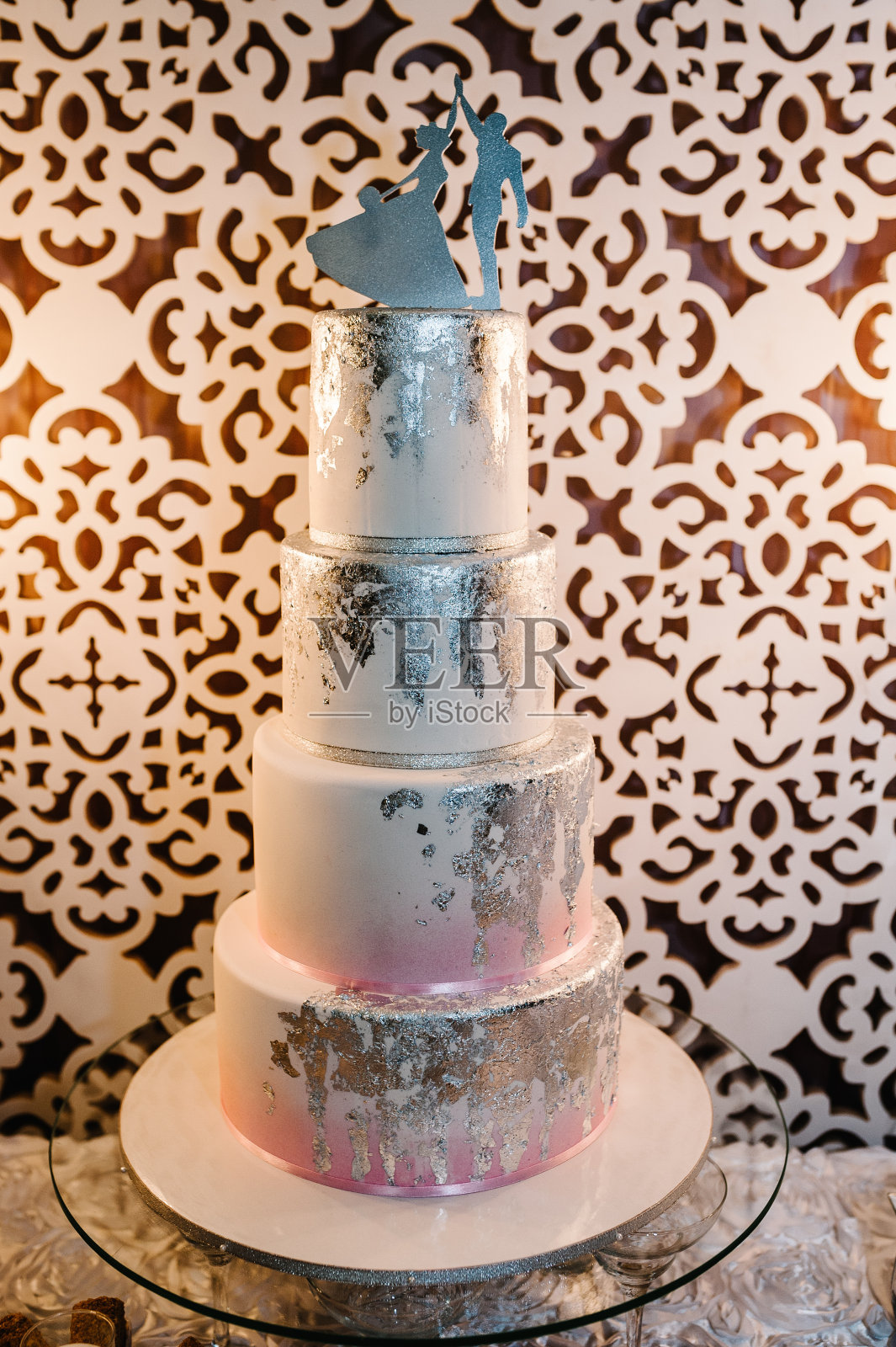 喜庆桌上放着白色粉色的结婚蛋糕。蛋糕的特写。甜蜜的表。照片摄影图片