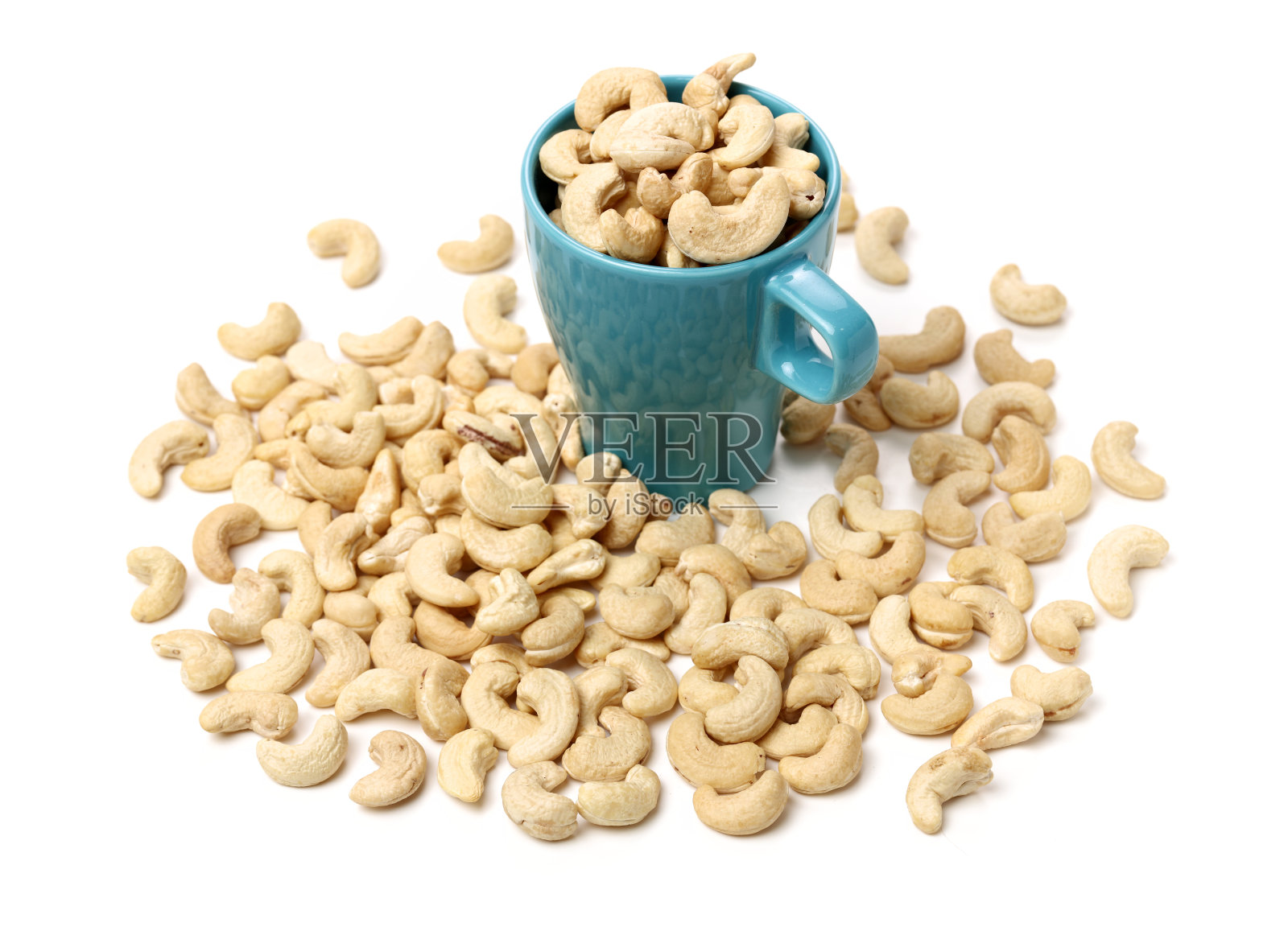 Сashew坚果堆分开在白色的背景照片摄影图片