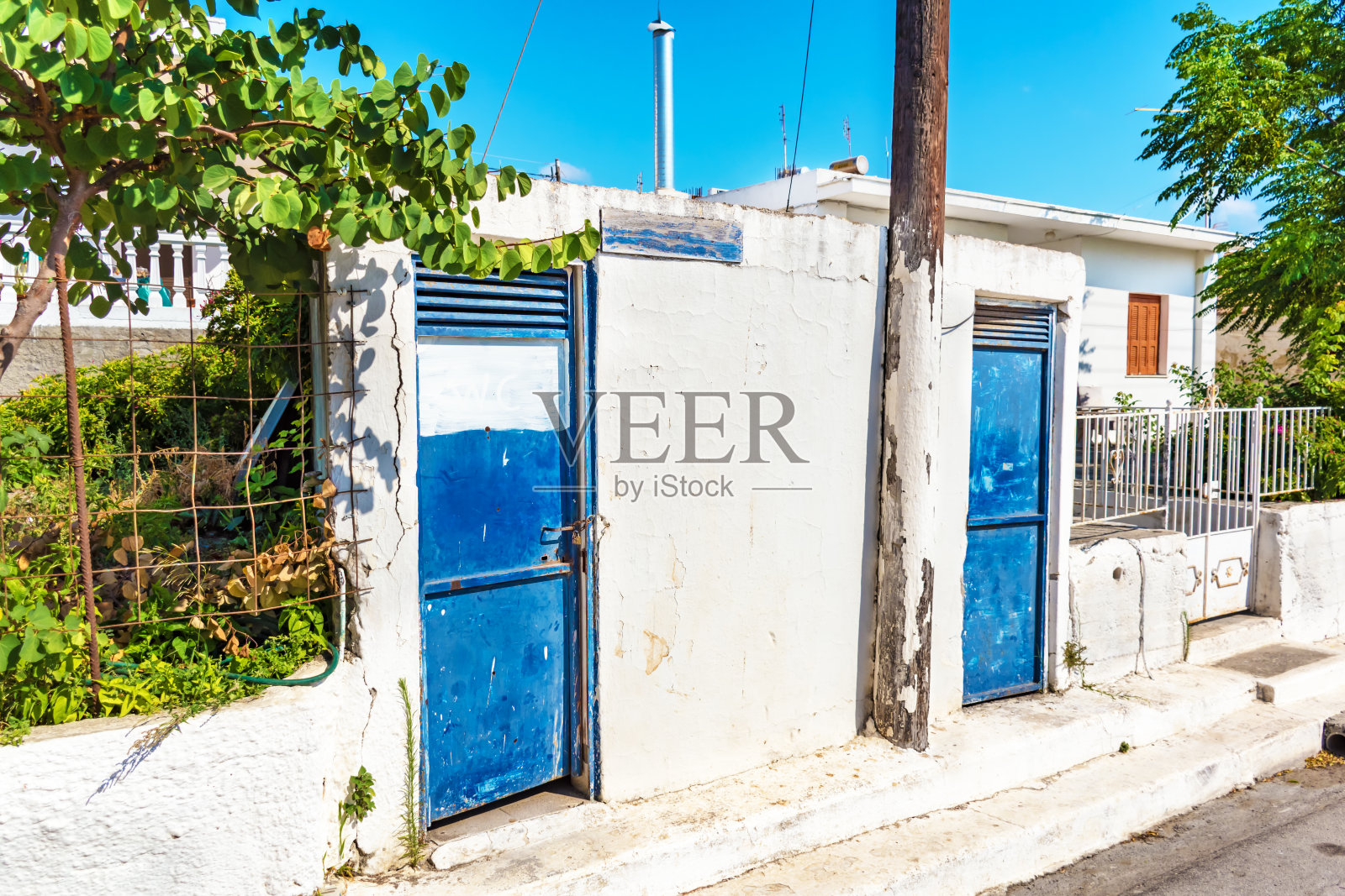 希腊罗德岛村庄关闭的旧街道厕所照片摄影图片