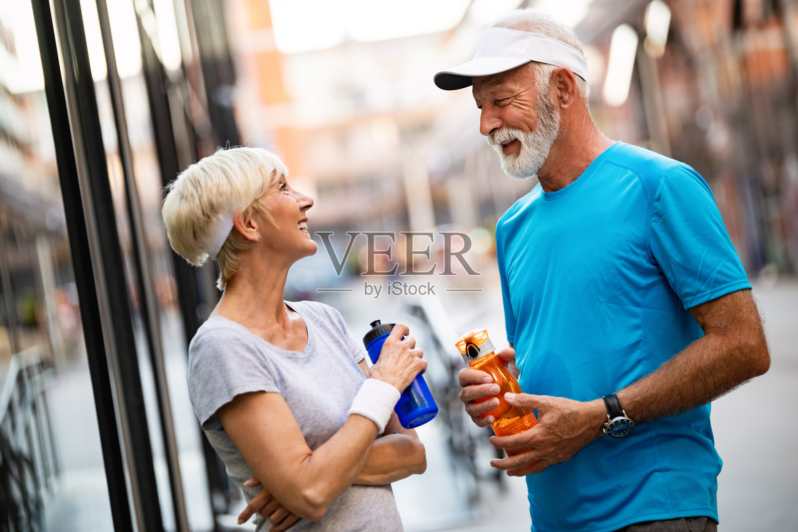 美丽成熟的情侣在大自然中慢跑，生活健康照片摄影图片