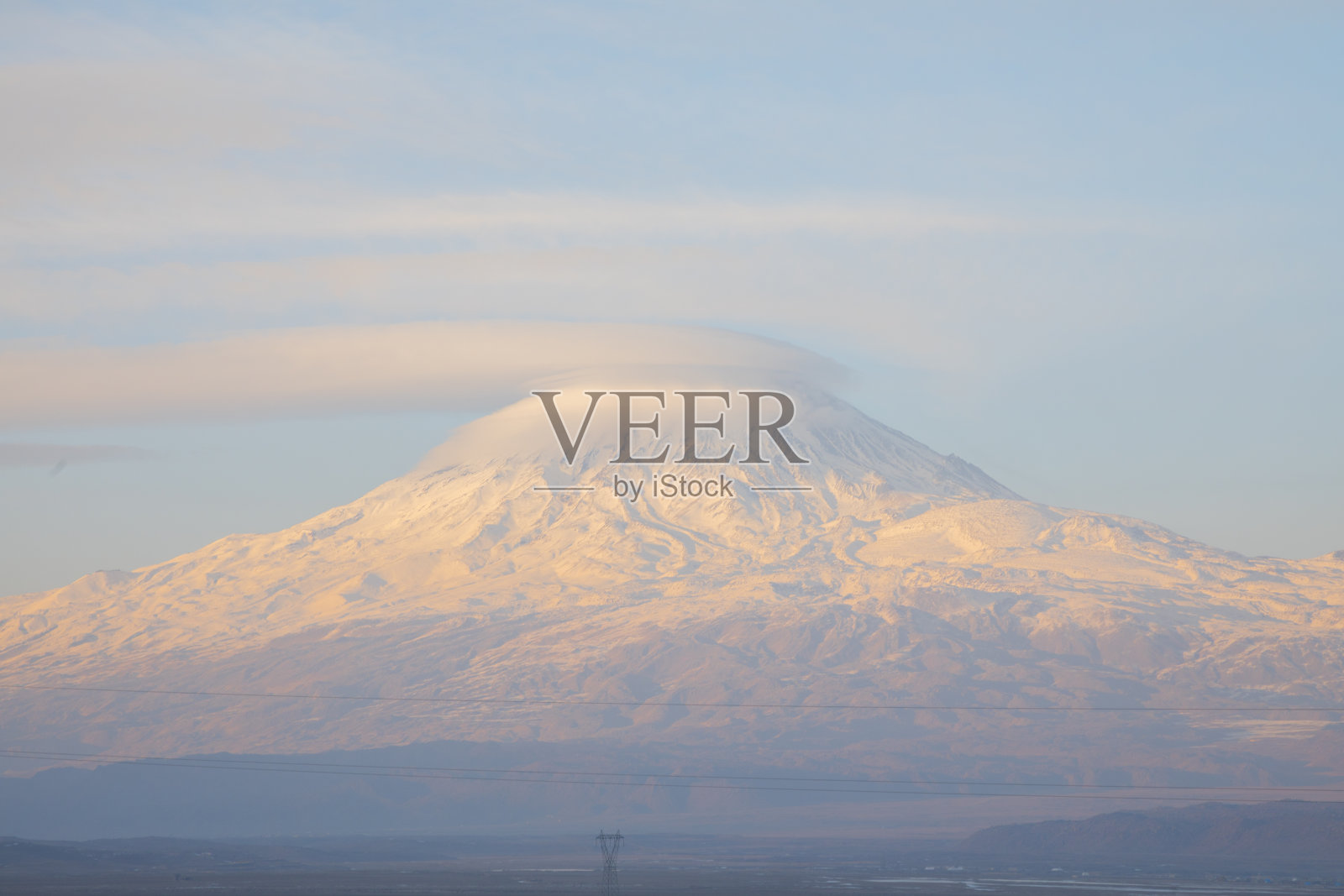 阿拉拉特山(大阿拉拉特山)，山顶上有雪，天气晴朗，云很少，从土耳其东部可以看到下面的田野，在土耳其和亚美尼亚的边界上照片摄影图片
