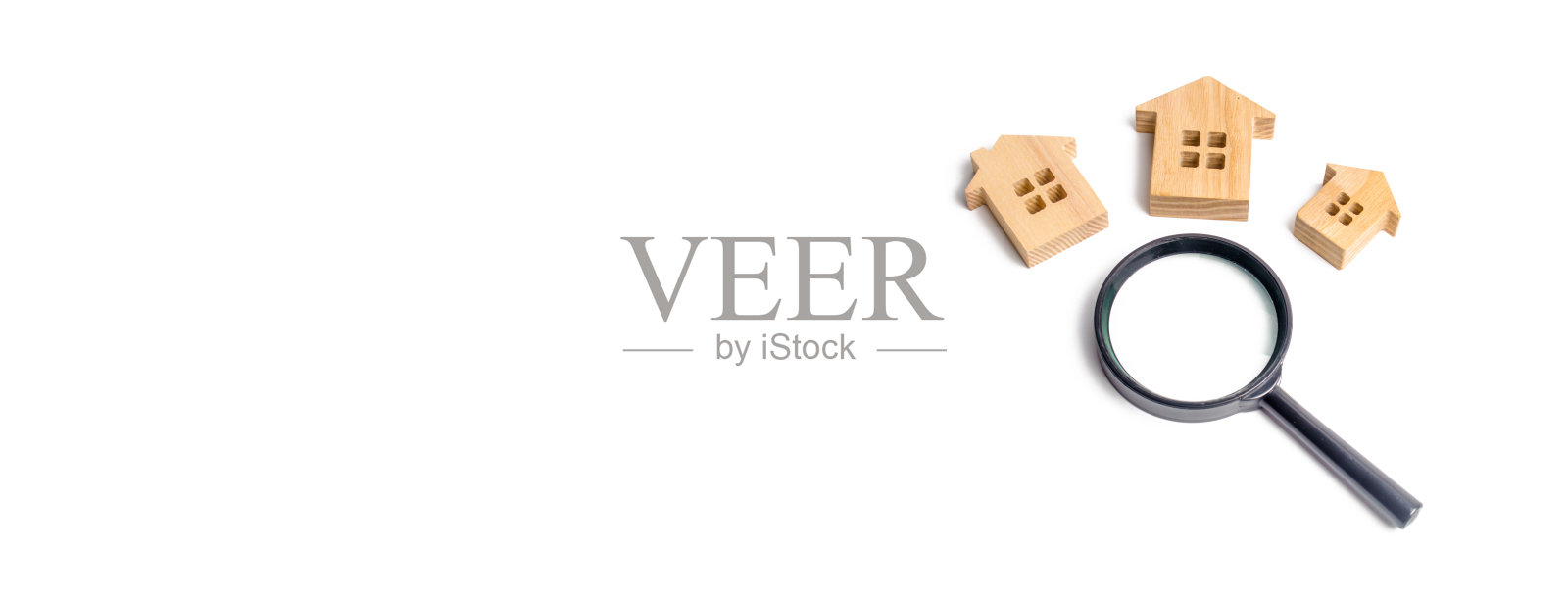 白色背景上的三间木屋。买卖房地产，建造新建筑，办公楼和住宅。家搜索。城市规划的概念，基础设施项目。横幅照片摄影图片