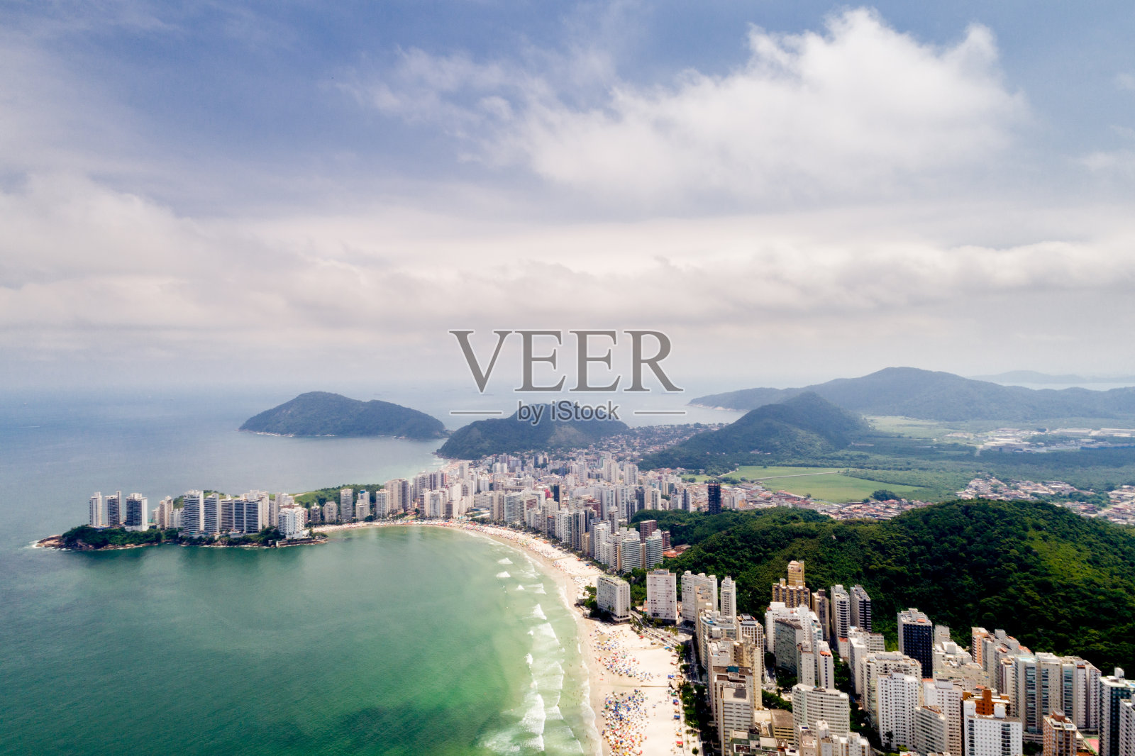 鸟瞰图皮坦盖拉斯海滩在瓜鲁亚，圣保罗，巴西照片摄影图片