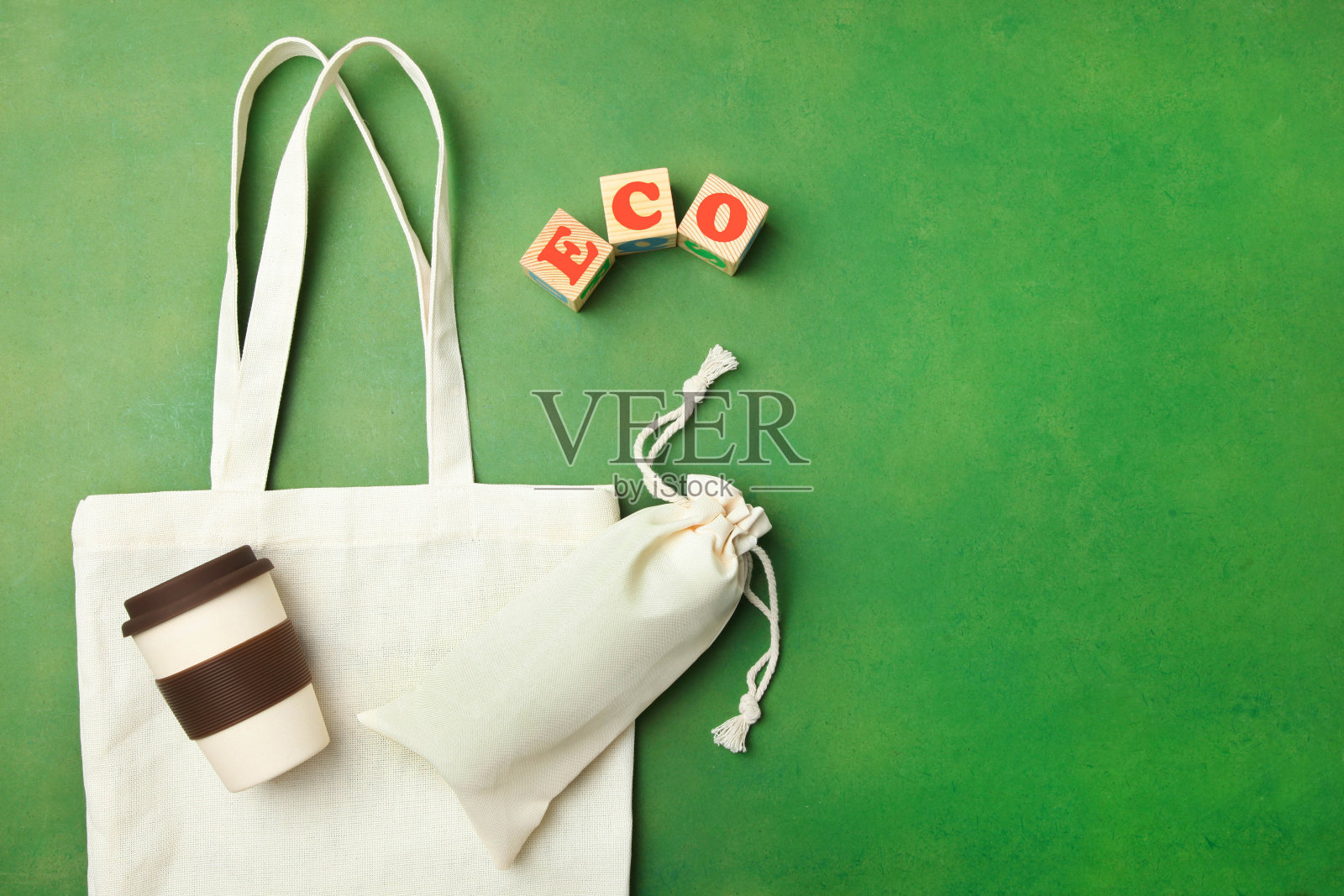 环保袋和可重复使用的竹杯照片摄影图片