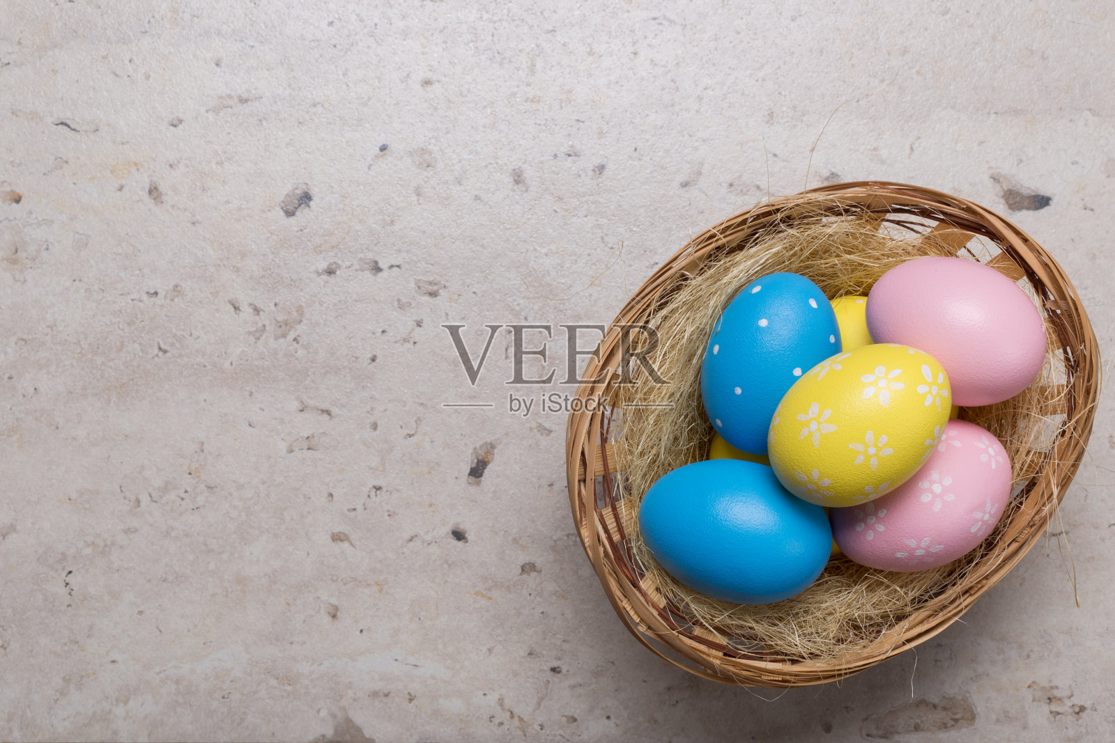 复活节快乐的概念背景。餐桌上的复活节彩蛋。节日的背景照片摄影图片