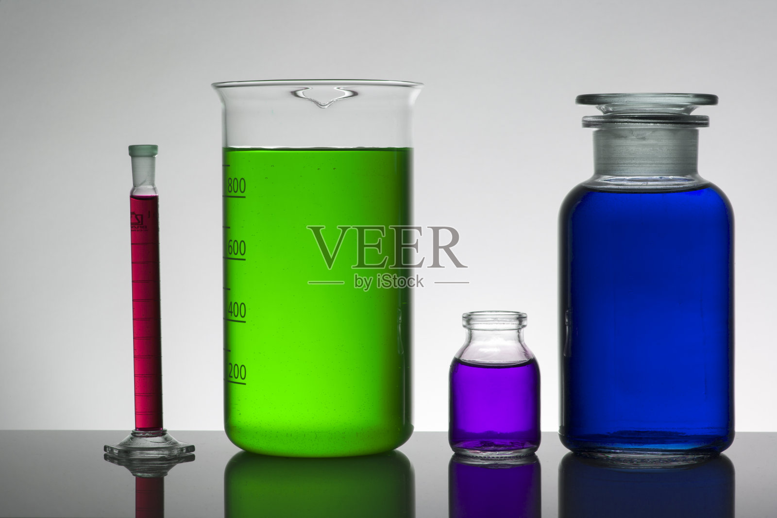 实验瓶中的液体。科学的生化实验室。五颜六色的液体。在白色的背景上，一组瓶子被孤立。试管。照片摄影图片