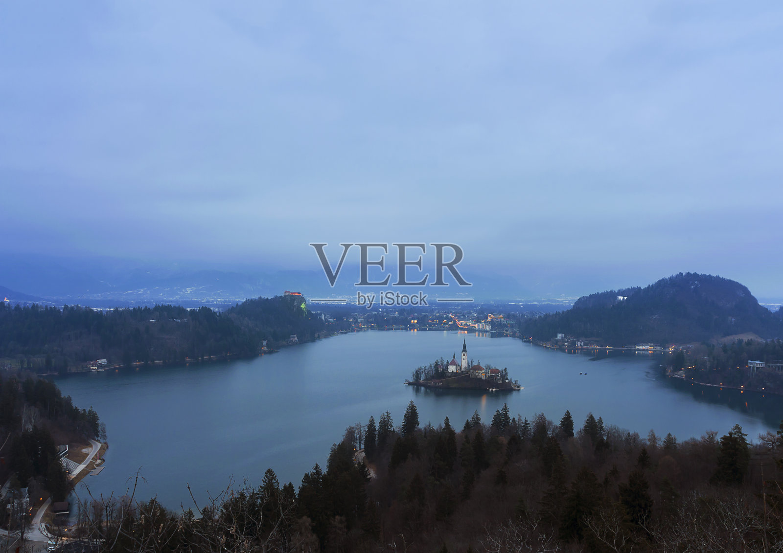 斯洛文尼亚著名的布莱德湖国家公园的冬天照片摄影图片