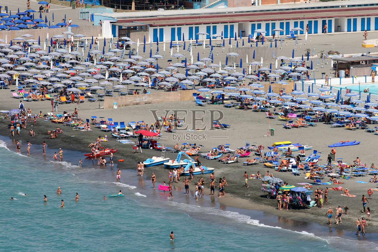 罗马第勒尼安海岸奥斯提亚利多海滩的夏季景观，满是沐浴者照片摄影图片