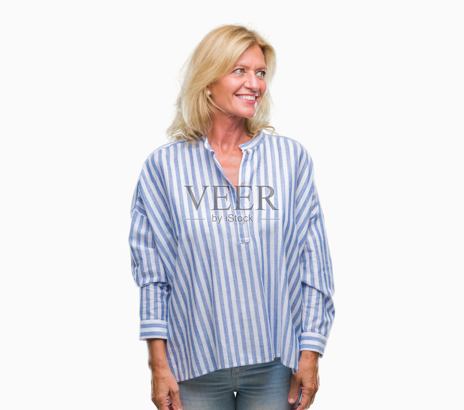 中年金发女商人孤立的背景看向一边，面带微笑，自然的表情。自信的笑。照片摄影图片