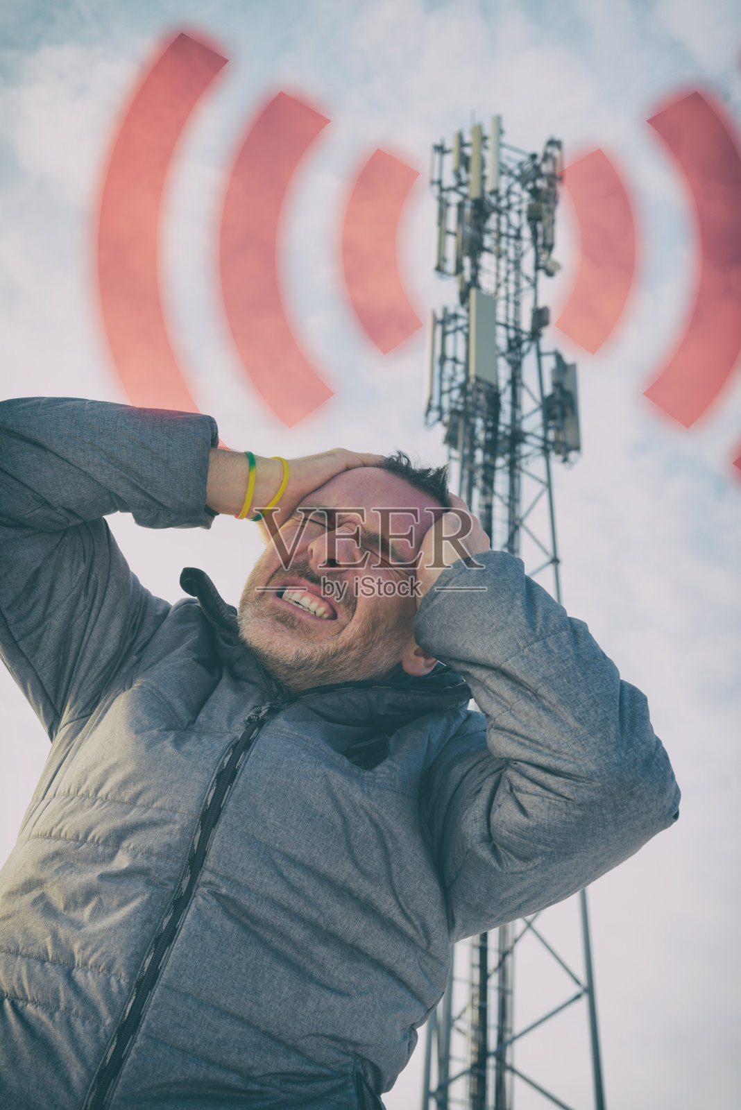 男人抱着她的头靠近防弹少管所照片摄影图片
