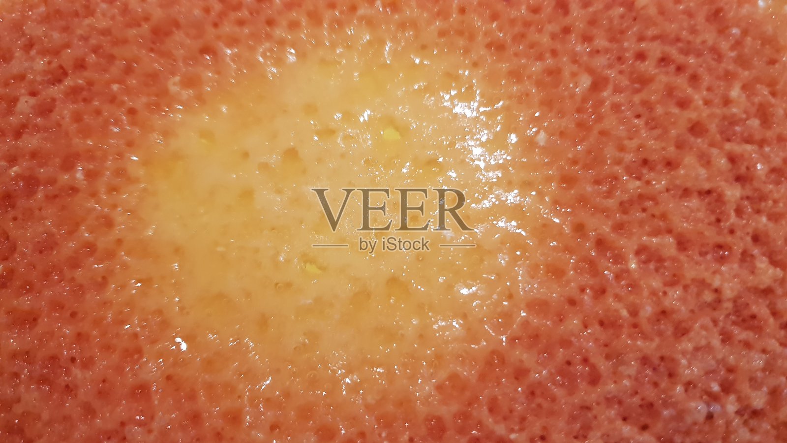 靠近融化的奶酪与黄色的中心和纹理效果照片摄影图片