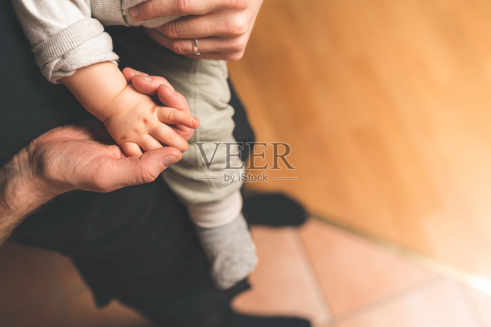父亲和孩子手牵着手照片摄影图片
