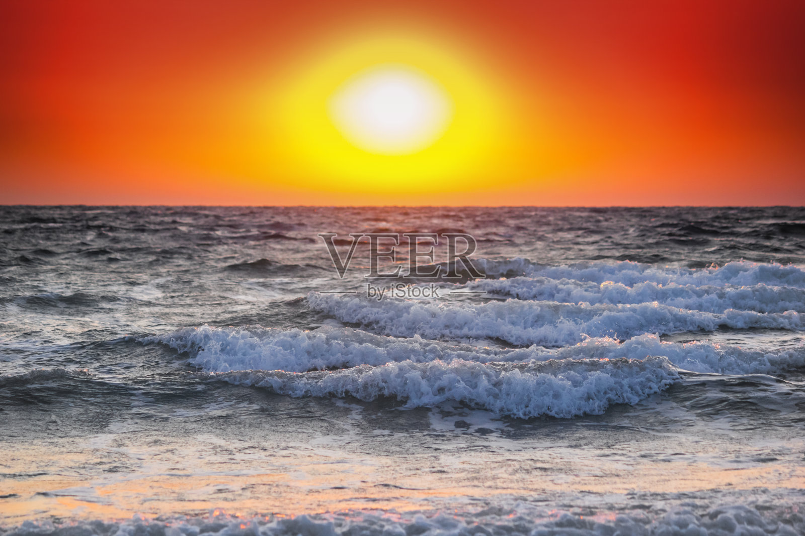 美丽的夏日日出和暴风雨的海面照片摄影图片