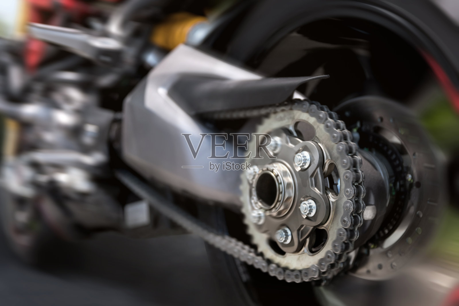 摩托车后胎全速排版照片摄影图片