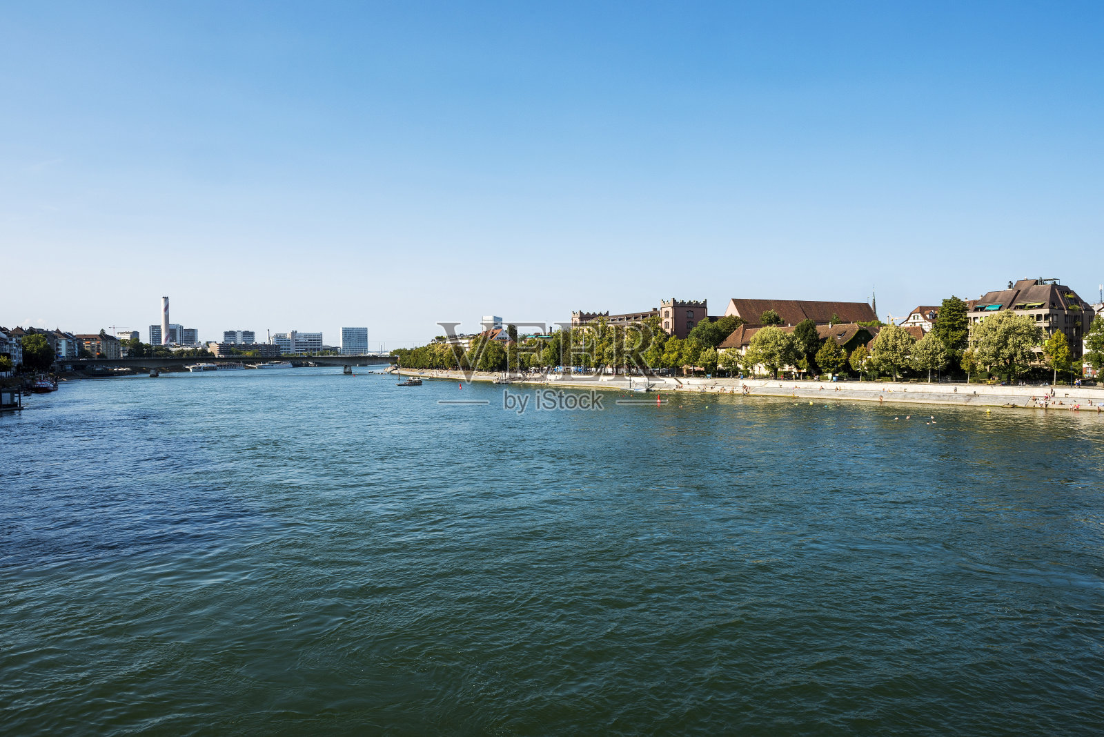 瑞士巴塞尔莱茵河沿岸的建筑照片摄影图片