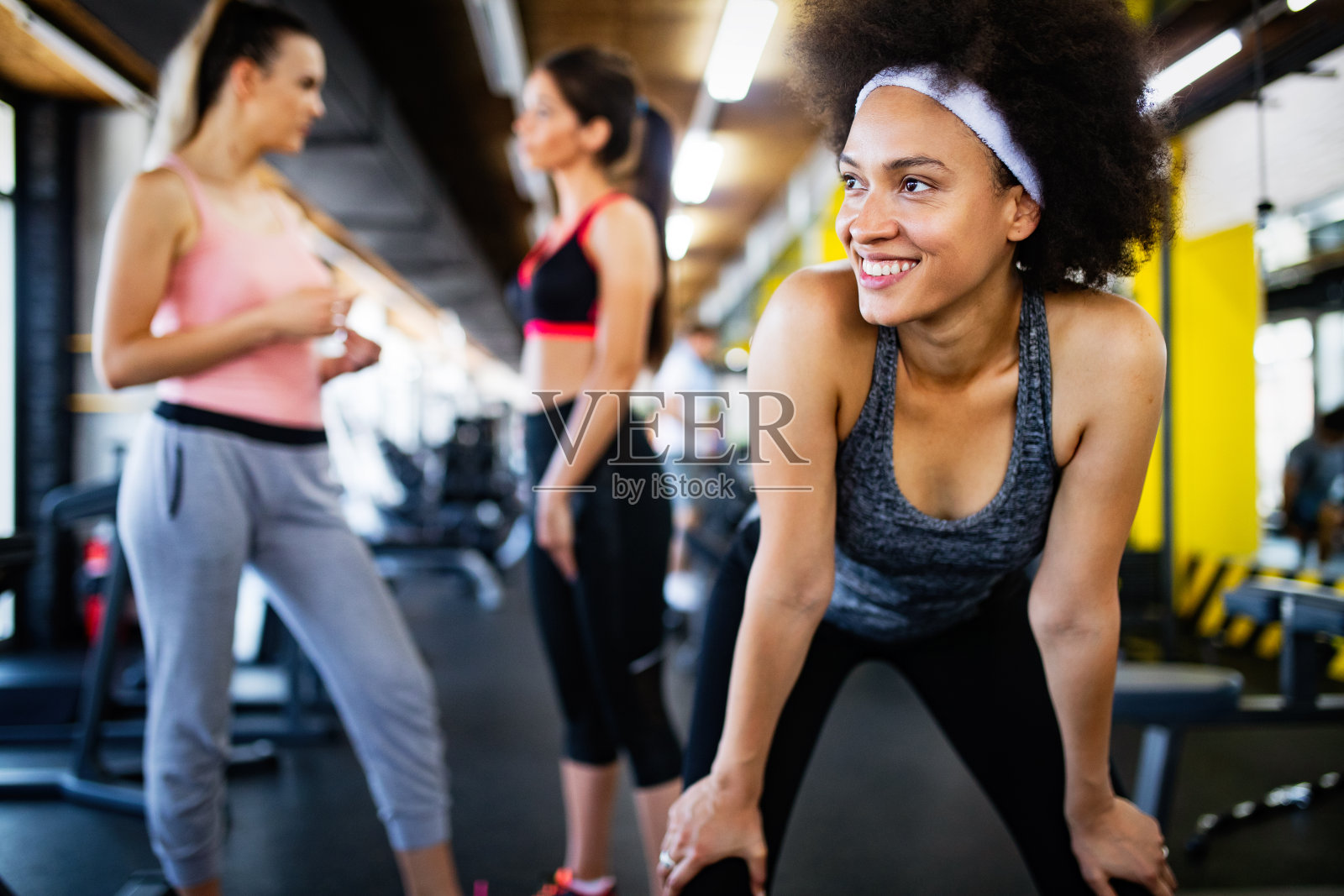 健身房里欢快的健身团队图片照片摄影图片